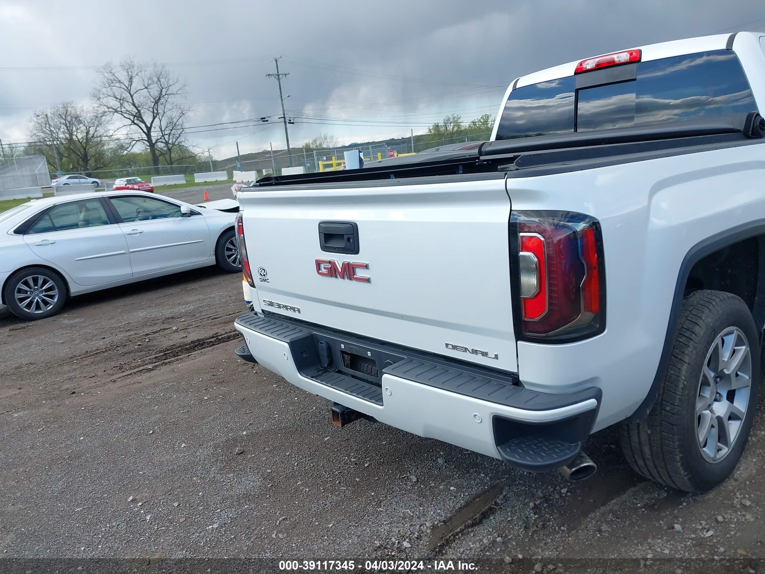 2018 GMC Sierra 1500 Denali vin: 3GTU2PEC7JG587415