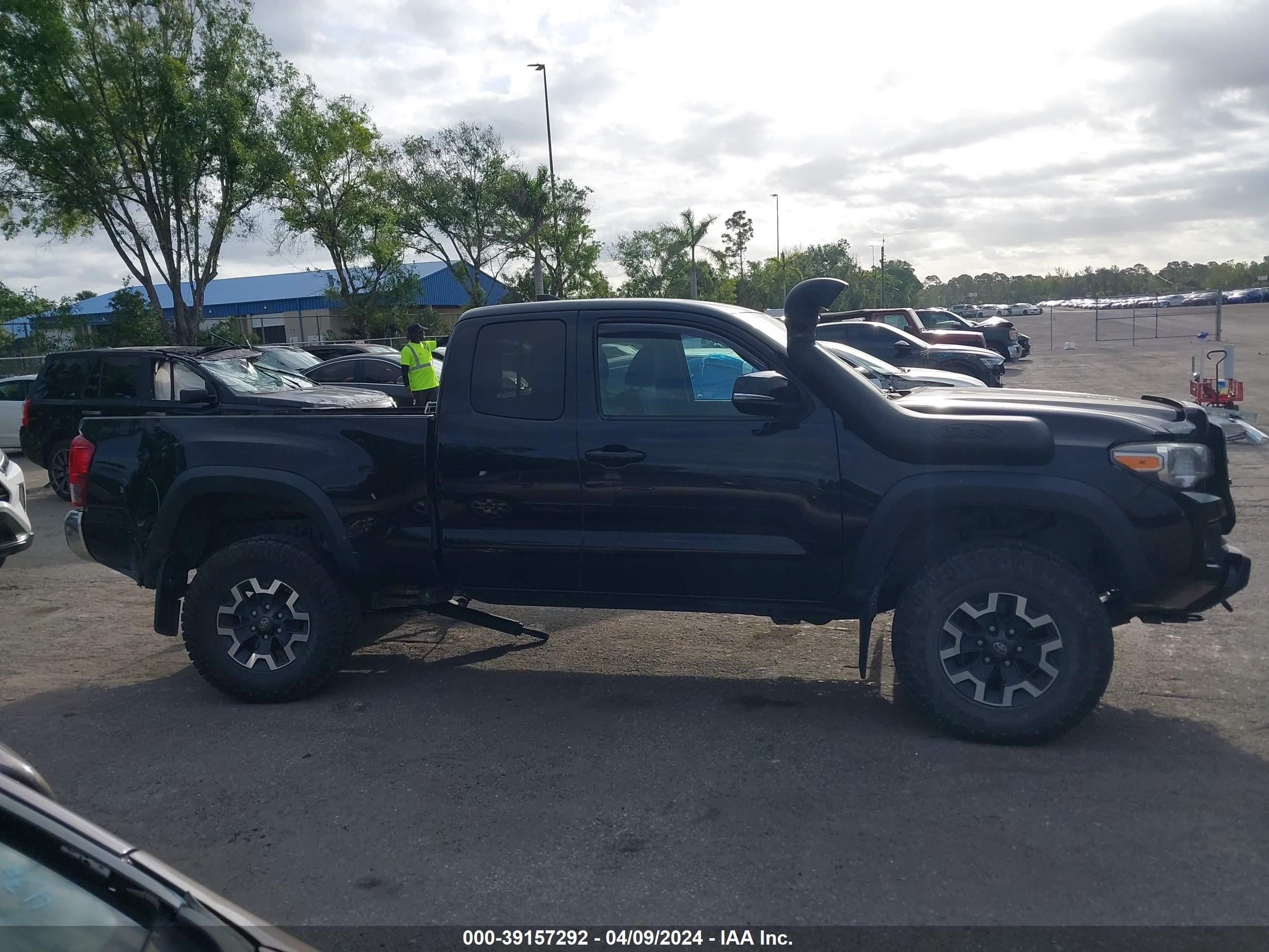 2017 Toyota Tacoma Trd Off Road vin: 5TFSZ5AN8HX098350