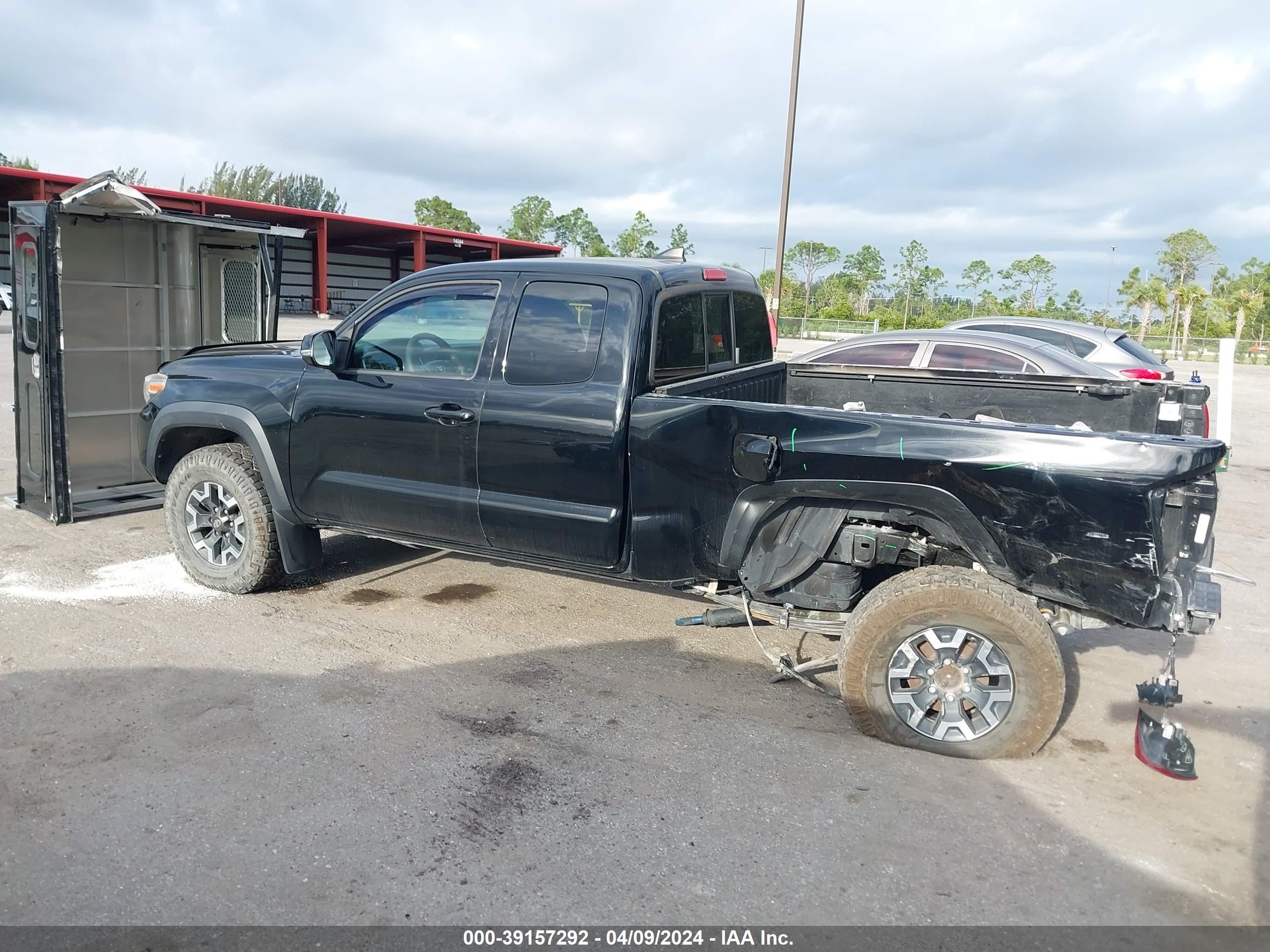 2017 Toyota Tacoma Trd Off Road vin: 5TFSZ5AN8HX098350