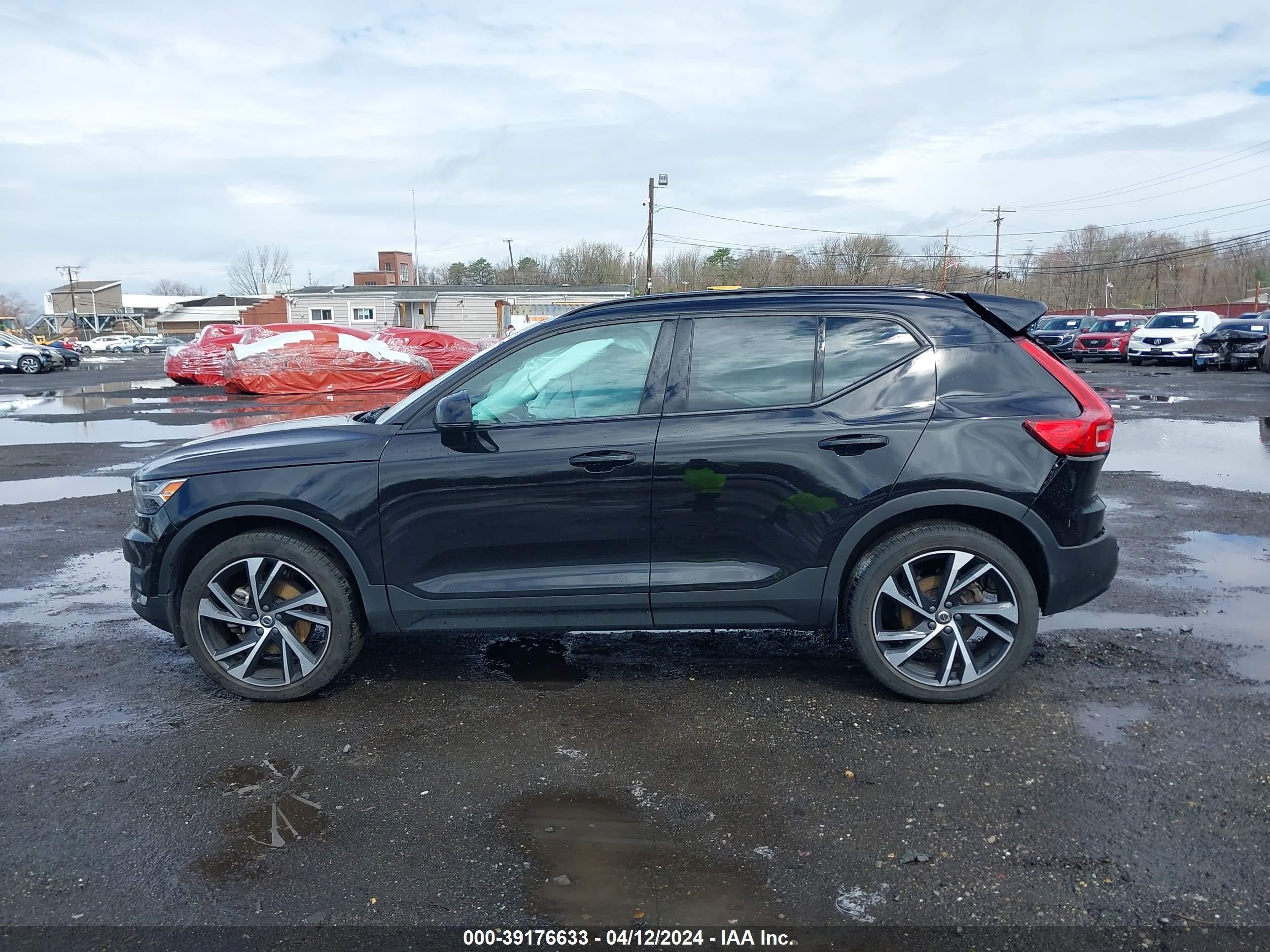 2021 Volvo Xc40 T5 R-Design vin: YV4162UM5M2415933