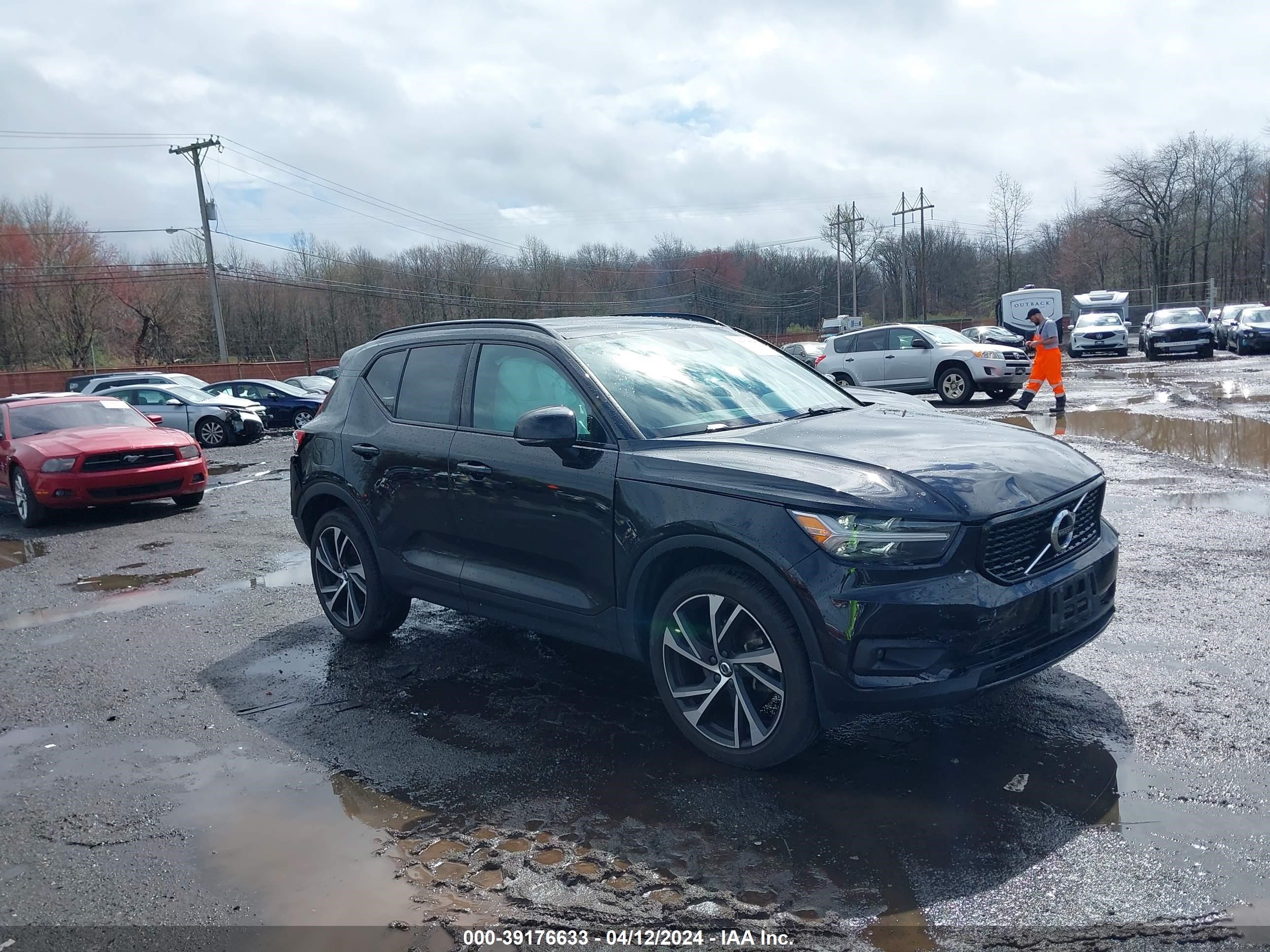 2021 Volvo Xc40 T5 R-Design vin: YV4162UM5M2415933