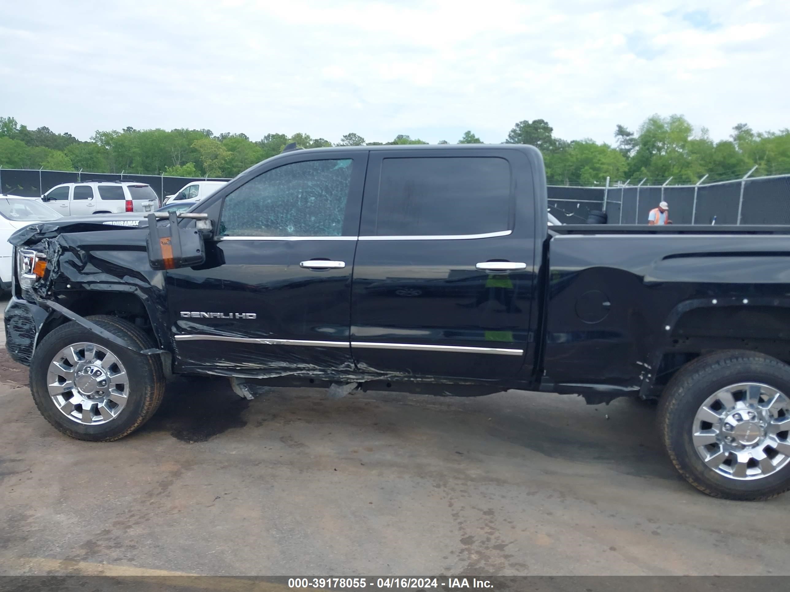 2018 GMC Sierra 2500Hd Denali vin: 1GT12UEY2JF260726