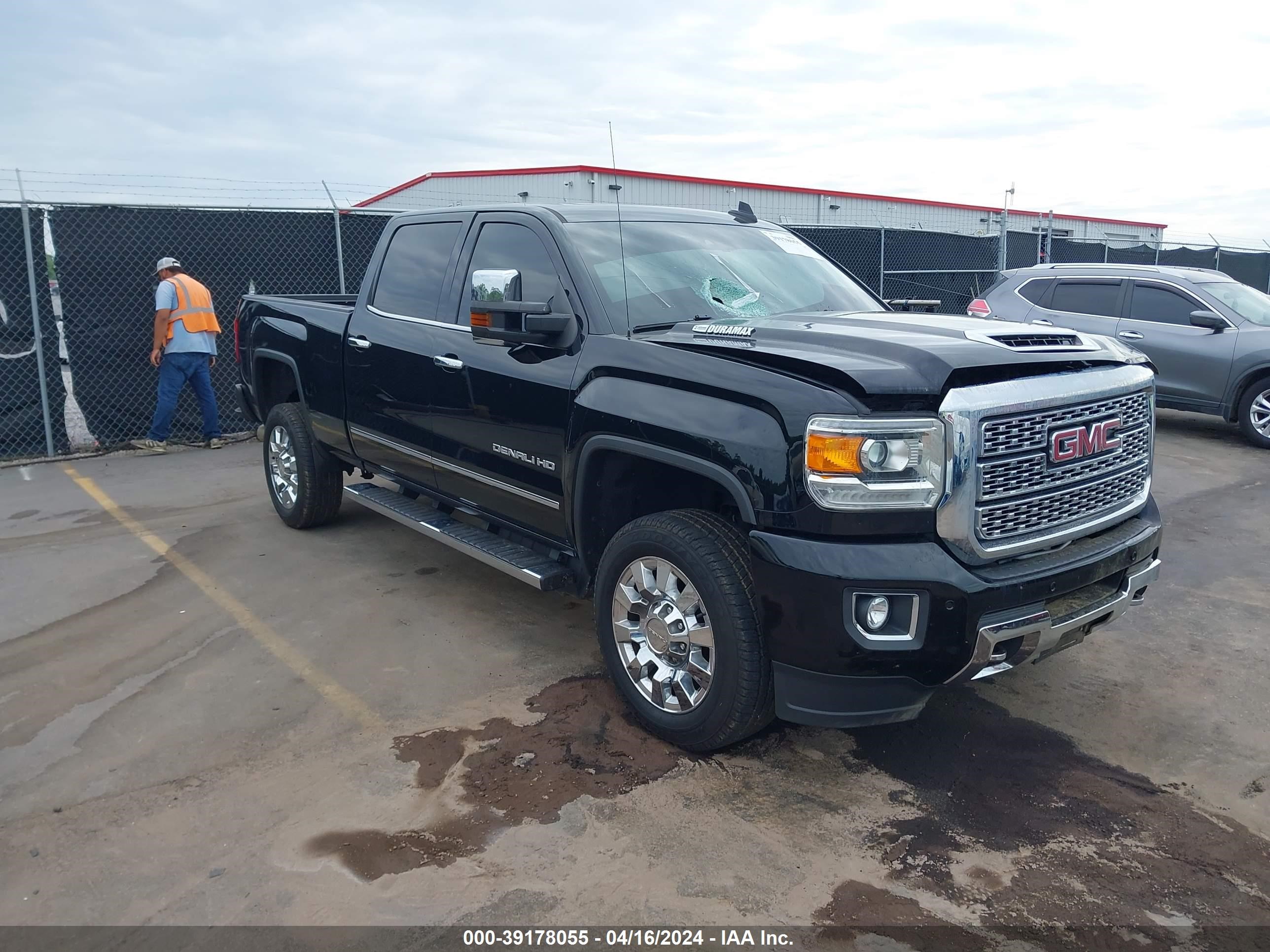 2018 GMC Sierra 2500Hd Denali vin: 1GT12UEY2JF260726