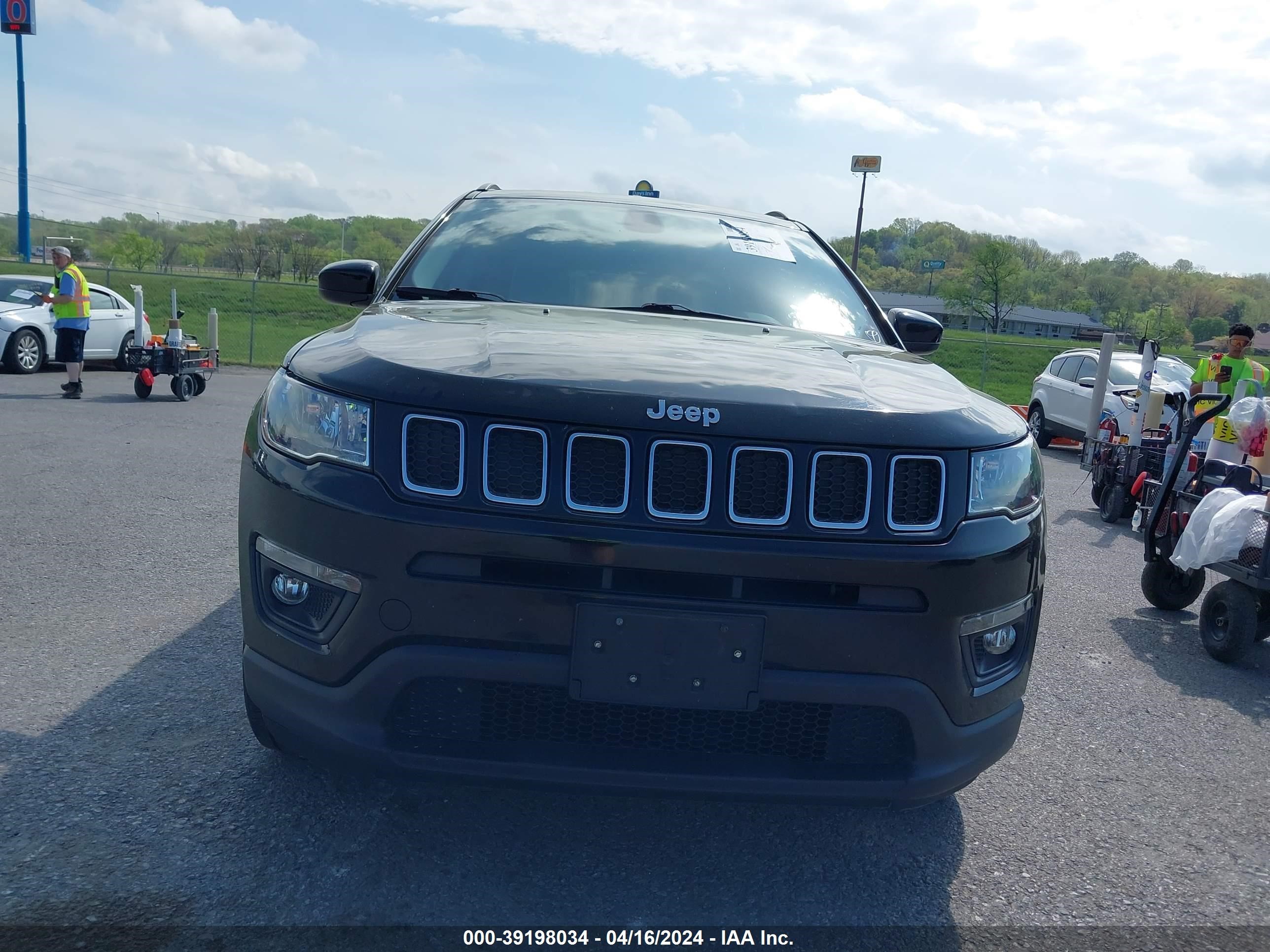 2019 Jeep Compass Latitude 4X4 vin: 3C4NJDBB3KT647555