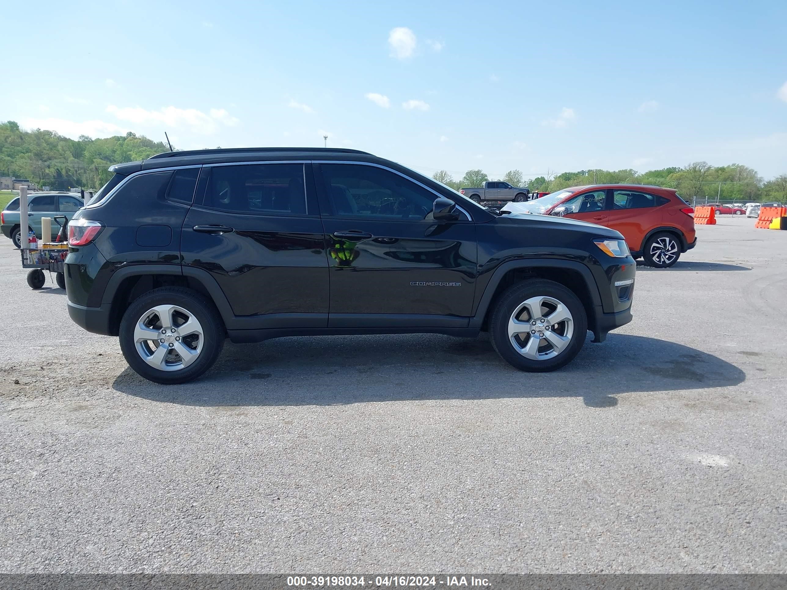 2019 Jeep Compass Latitude 4X4 vin: 3C4NJDBB3KT647555