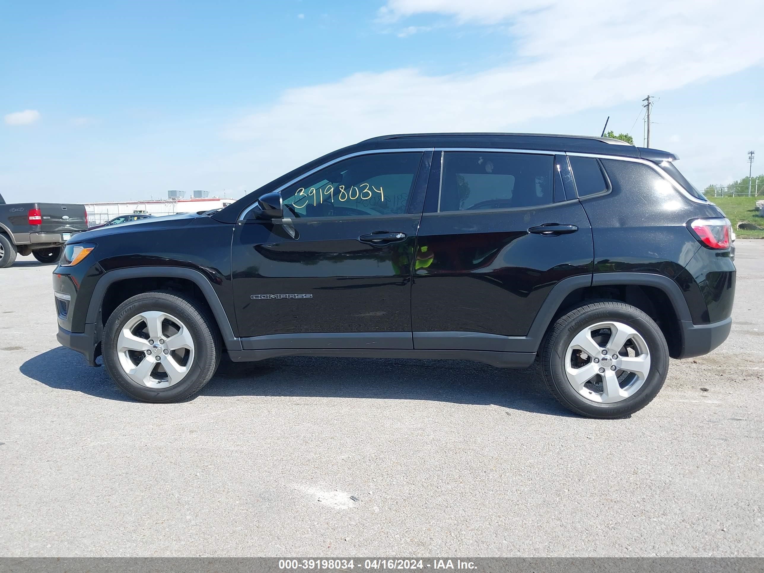 2019 Jeep Compass Latitude 4X4 vin: 3C4NJDBB3KT647555