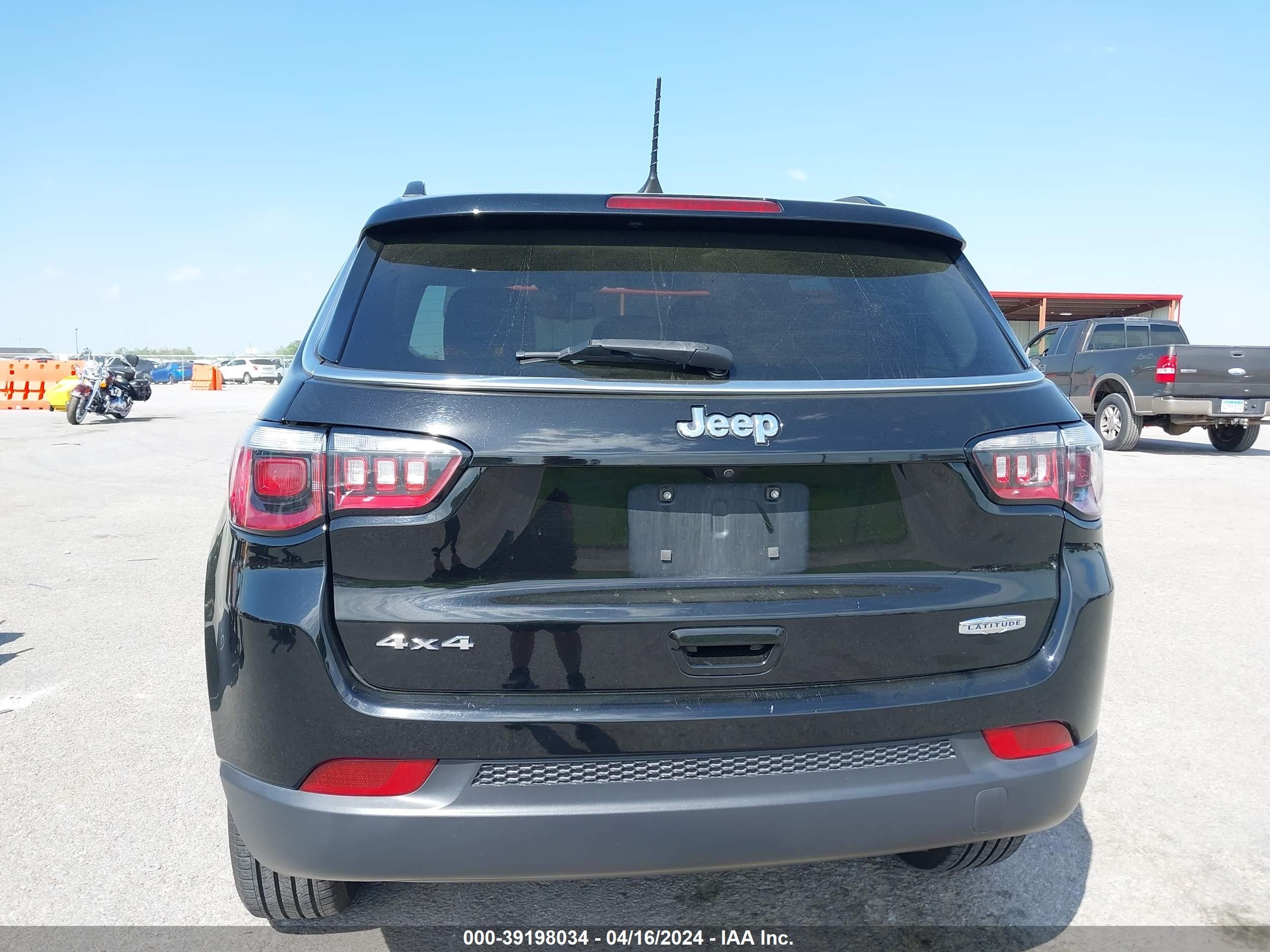 2019 Jeep Compass Latitude 4X4 vin: 3C4NJDBB3KT647555