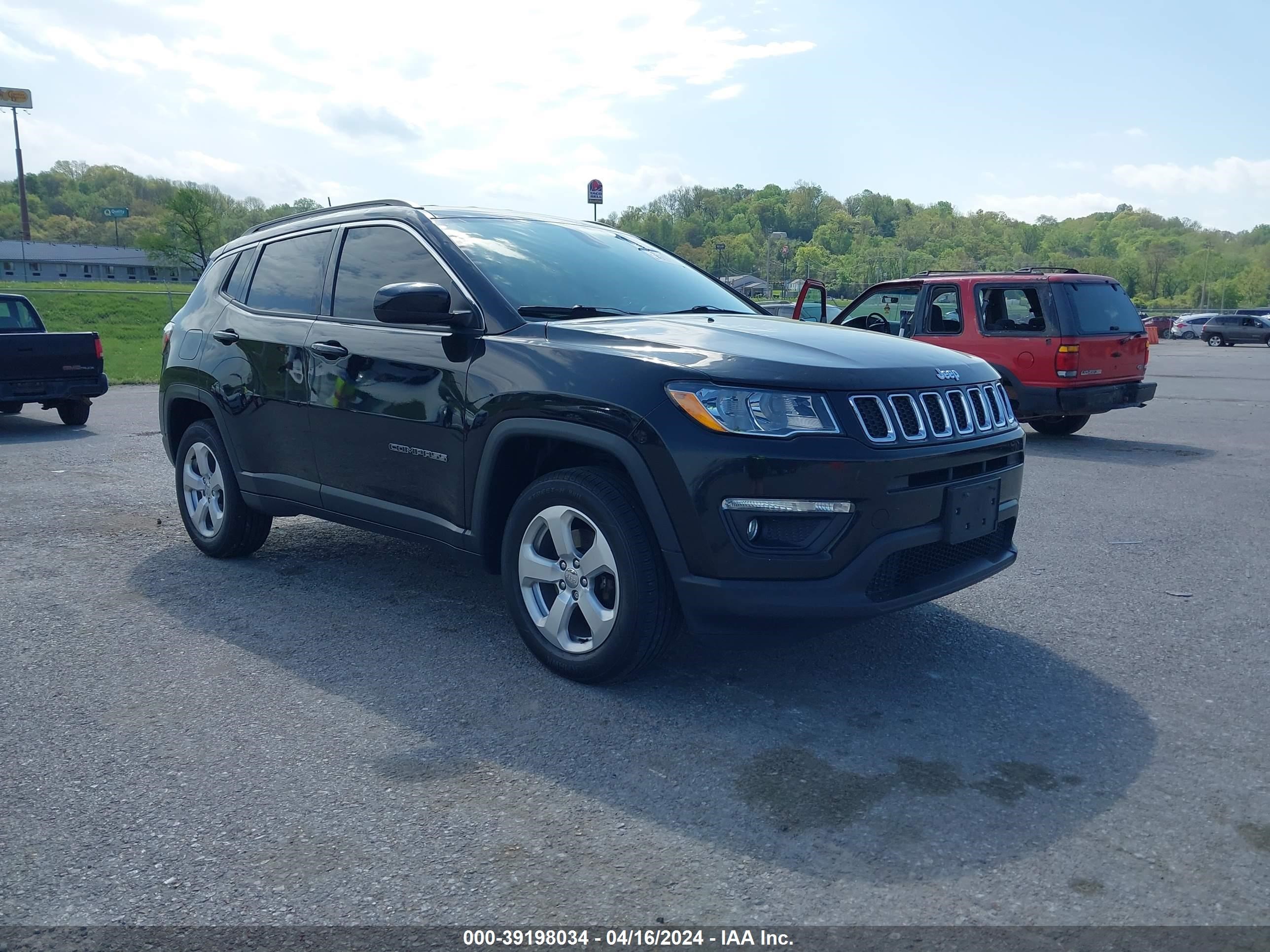 2019 Jeep Compass Latitude 4X4 vin: 3C4NJDBB3KT647555