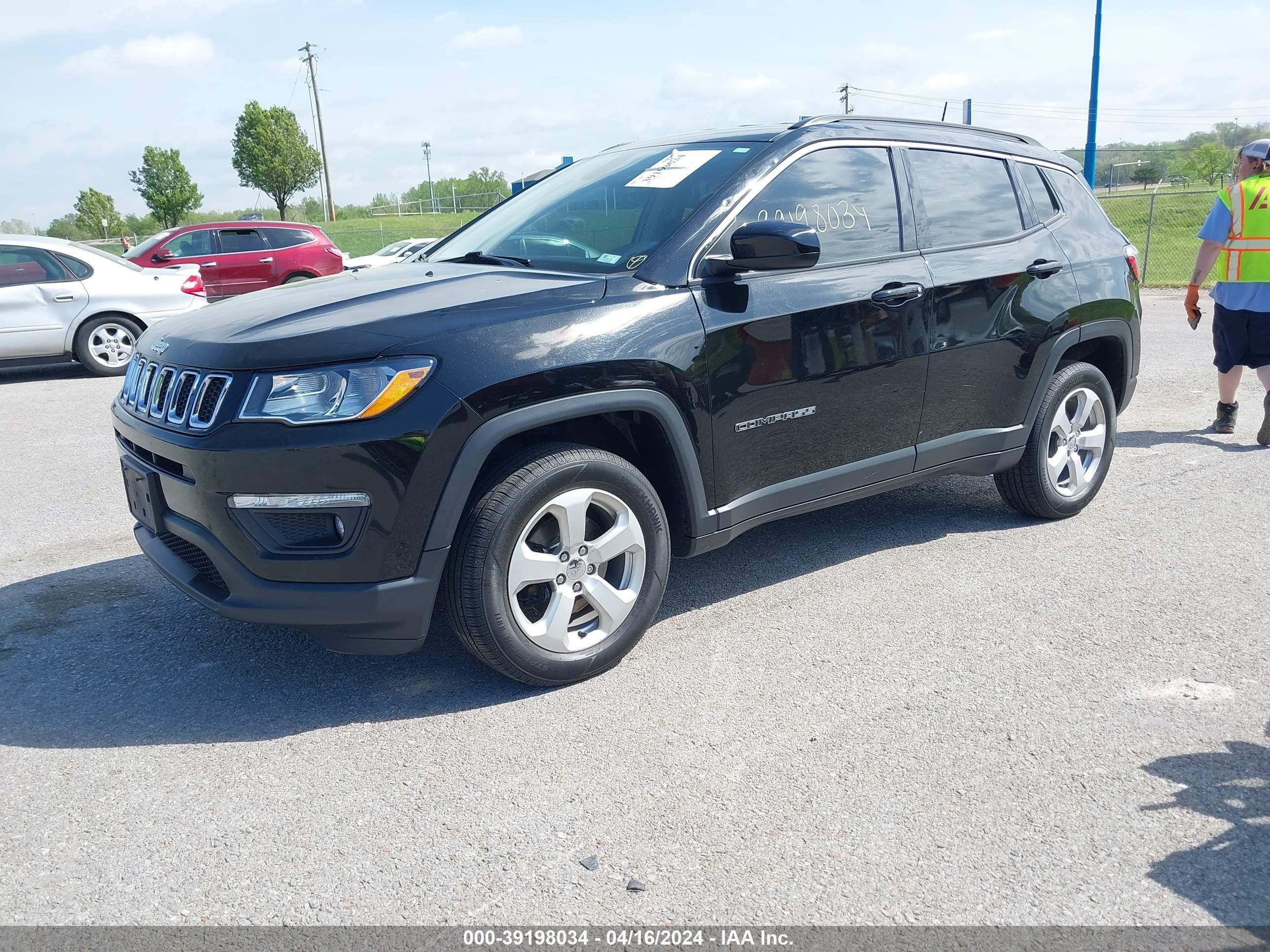 2019 Jeep Compass Latitude 4X4 vin: 3C4NJDBB3KT647555