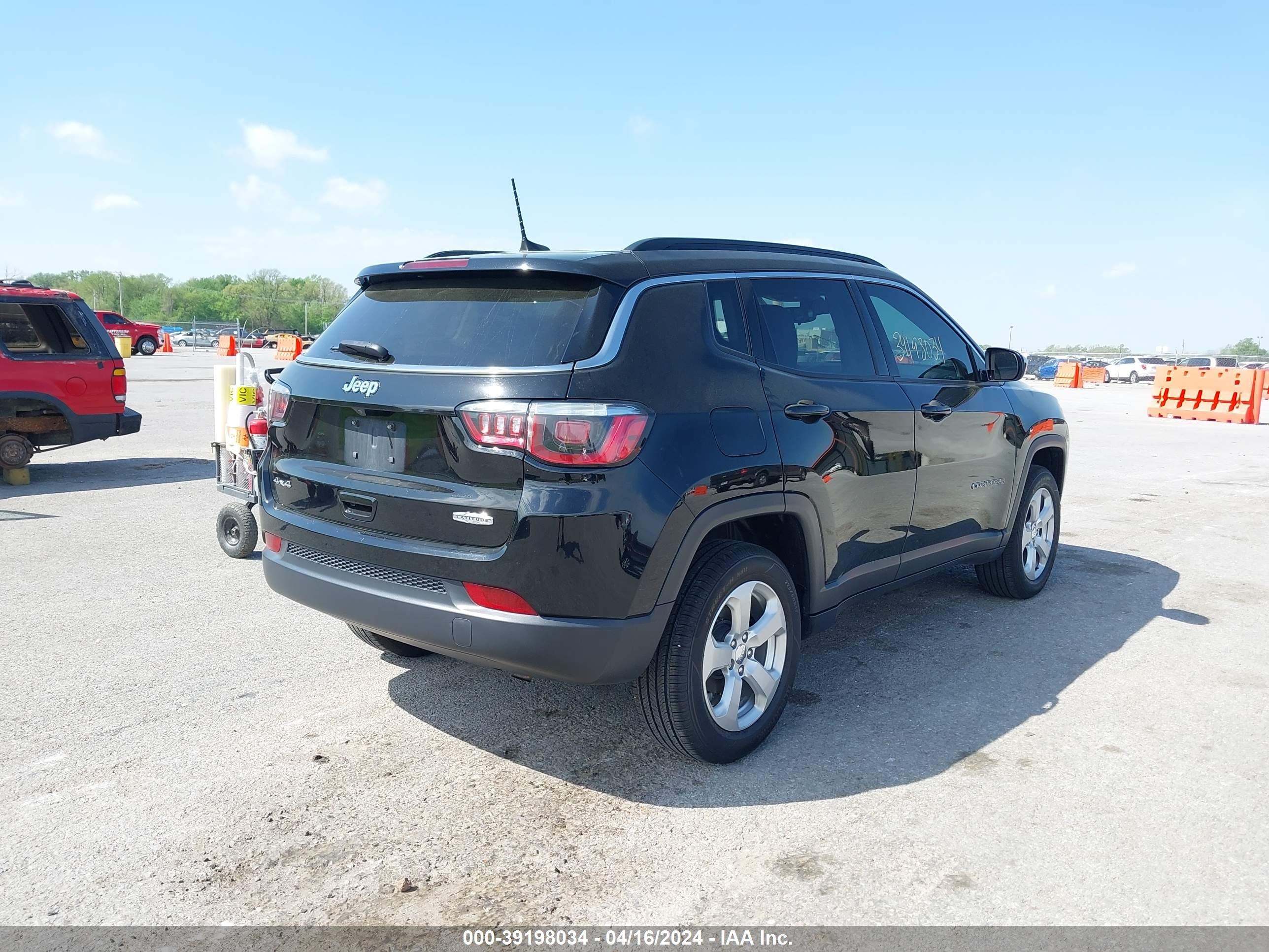 2019 Jeep Compass Latitude 4X4 vin: 3C4NJDBB3KT647555