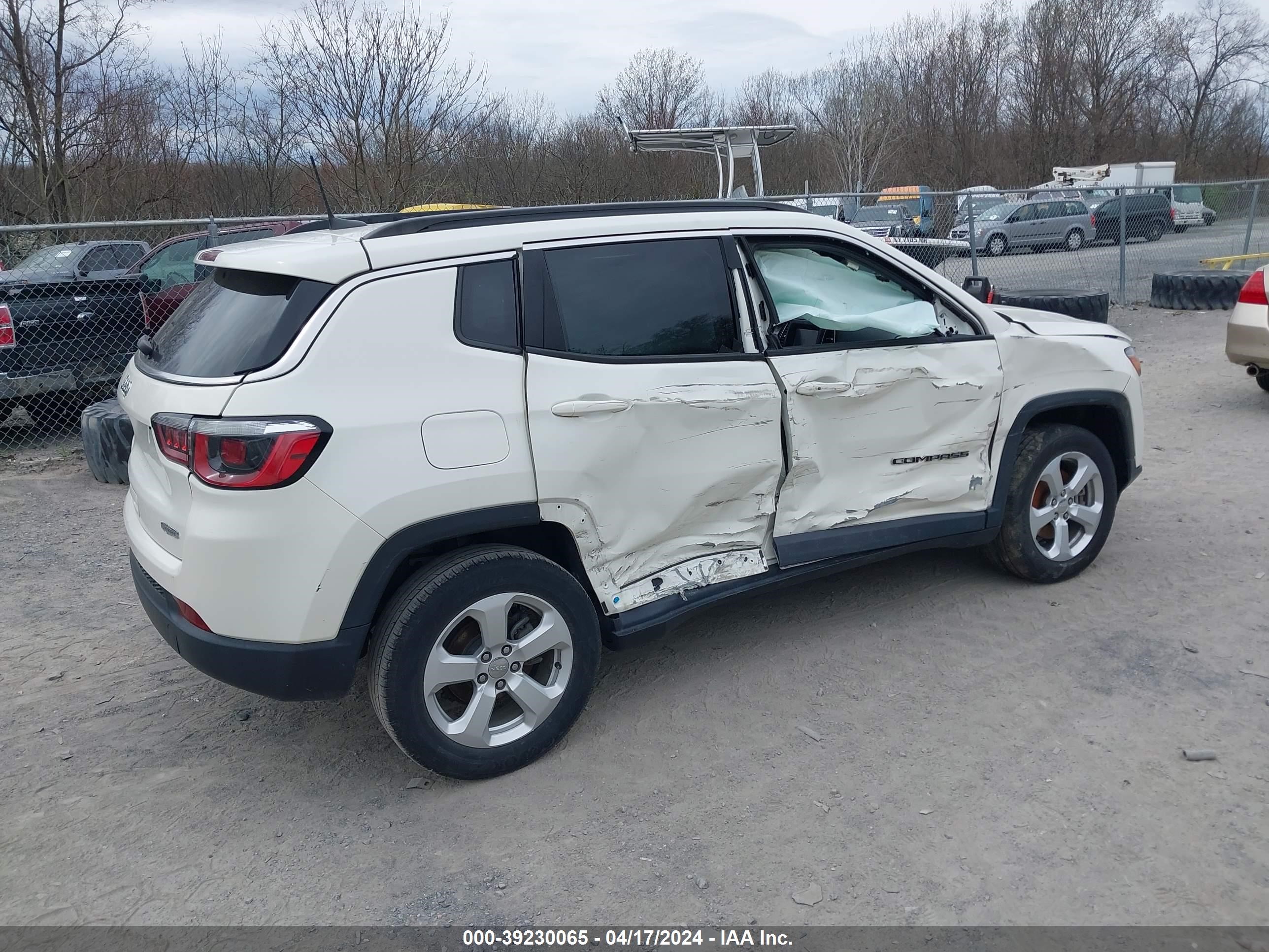 2018 Jeep Compass Latitude 4X4 vin: 3C4NJDBBXJT454608