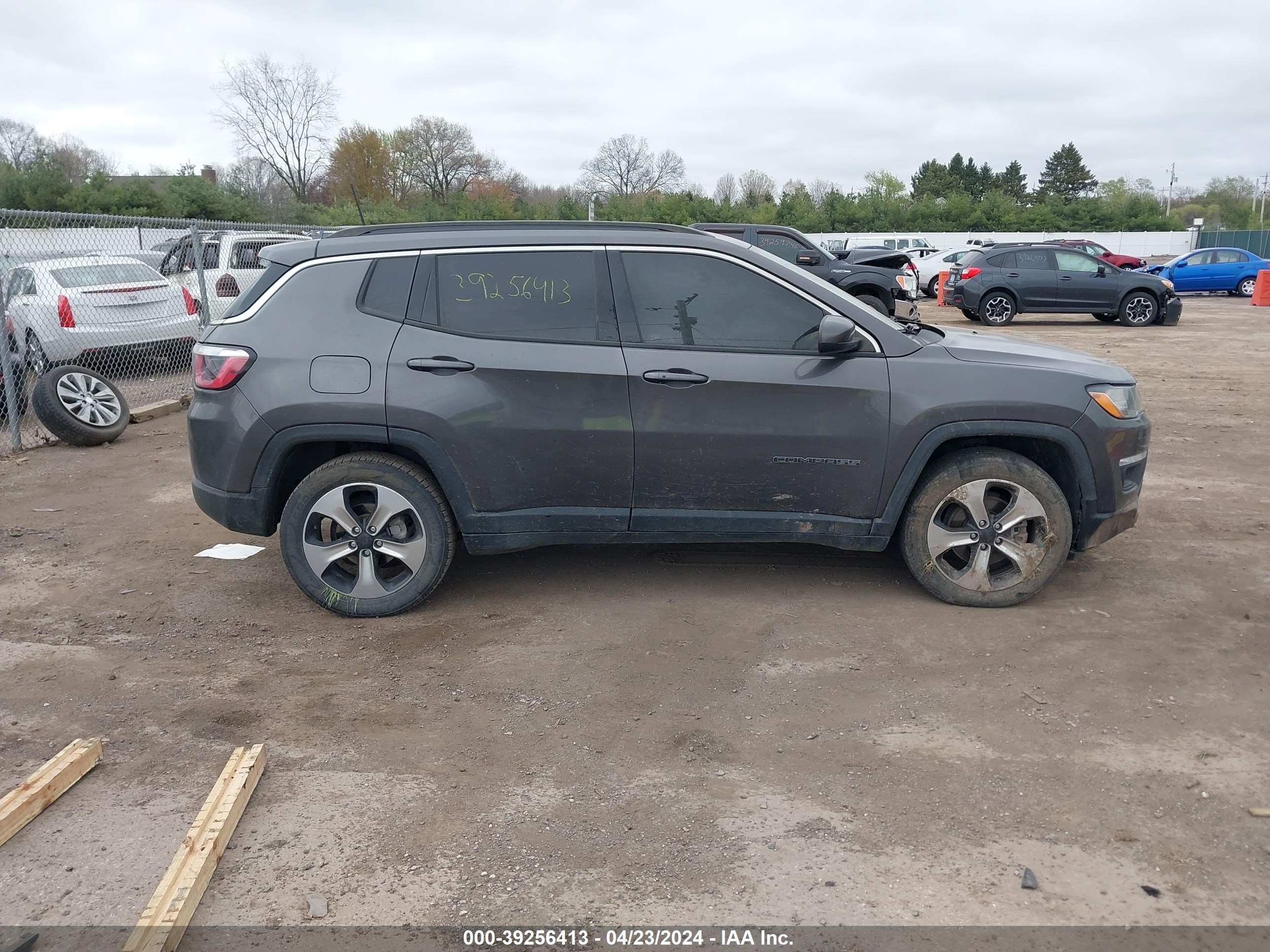 2018 Jeep Compass Latitude Fwd vin: 3C4NJCBB6JT102474