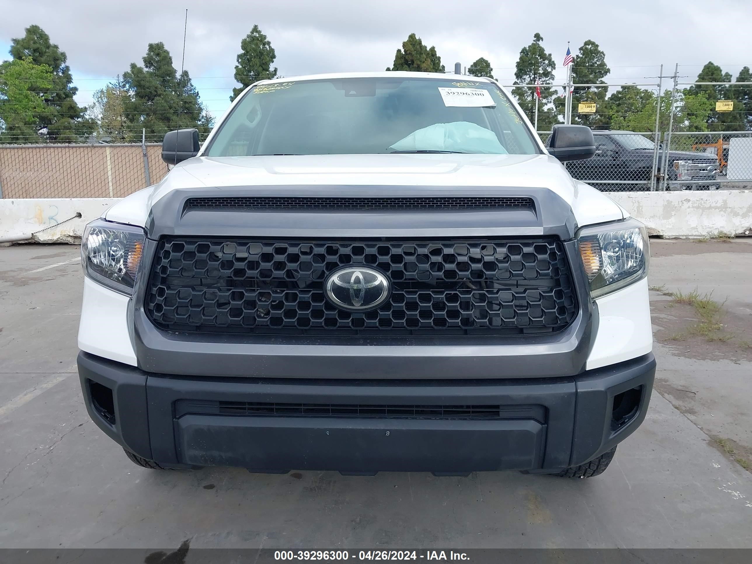 2018 Toyota Tundra Sr 5.7L V8 vin: 5TFTY5F19JX010165