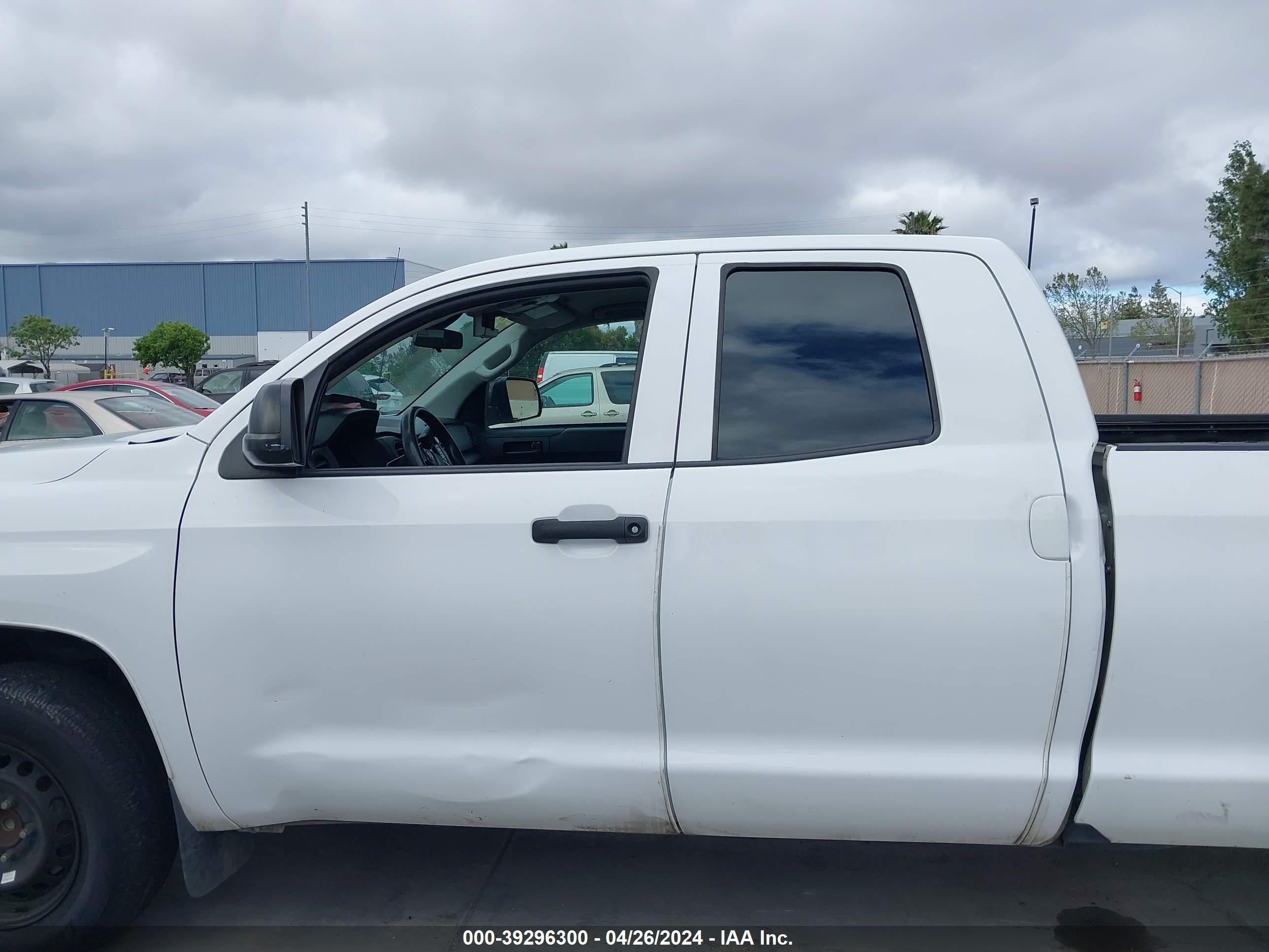 2018 Toyota Tundra Sr 5.7L V8 vin: 5TFTY5F19JX010165