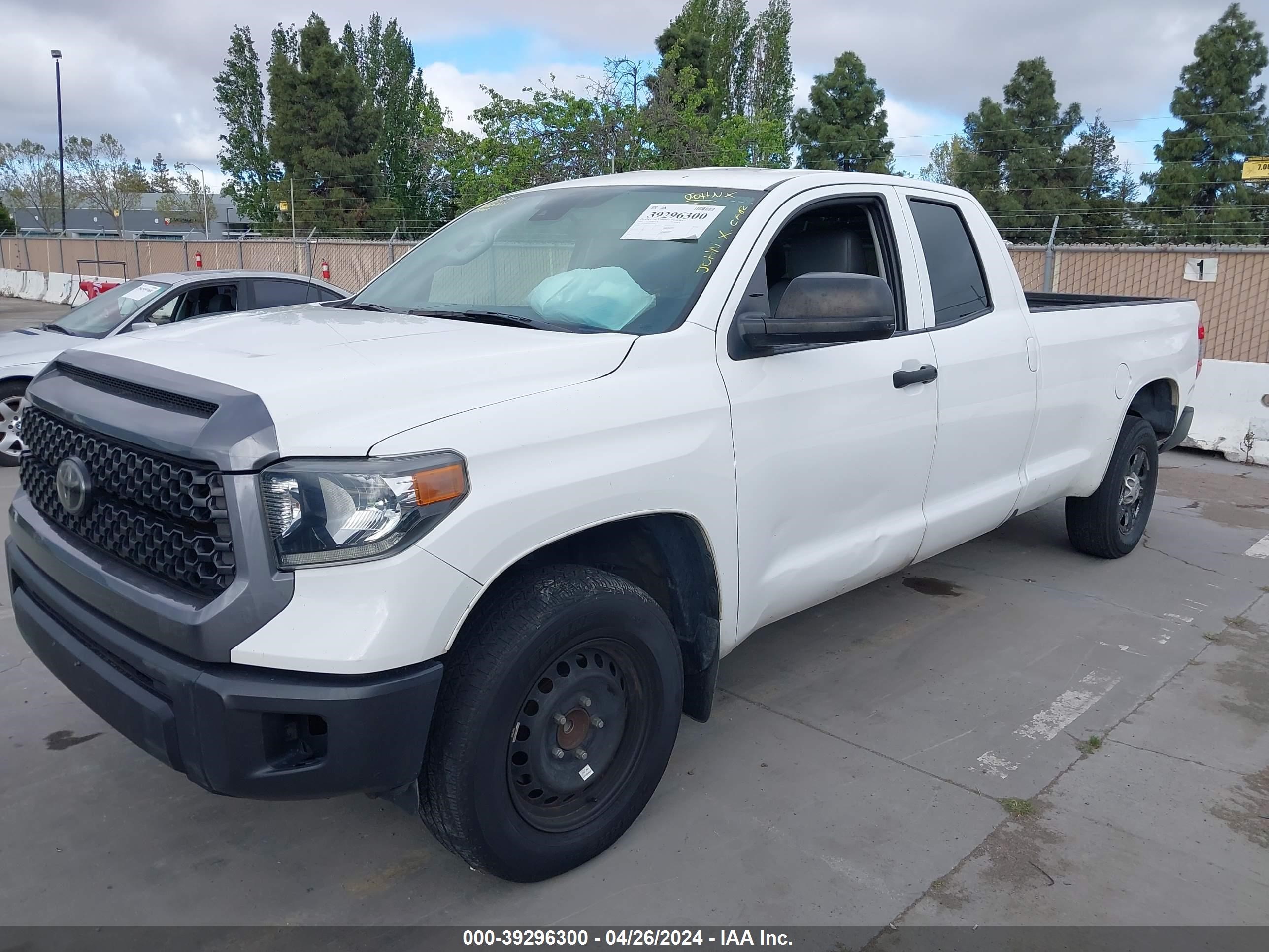 2018 Toyota Tundra Sr 5.7L V8 vin: 5TFTY5F19JX010165