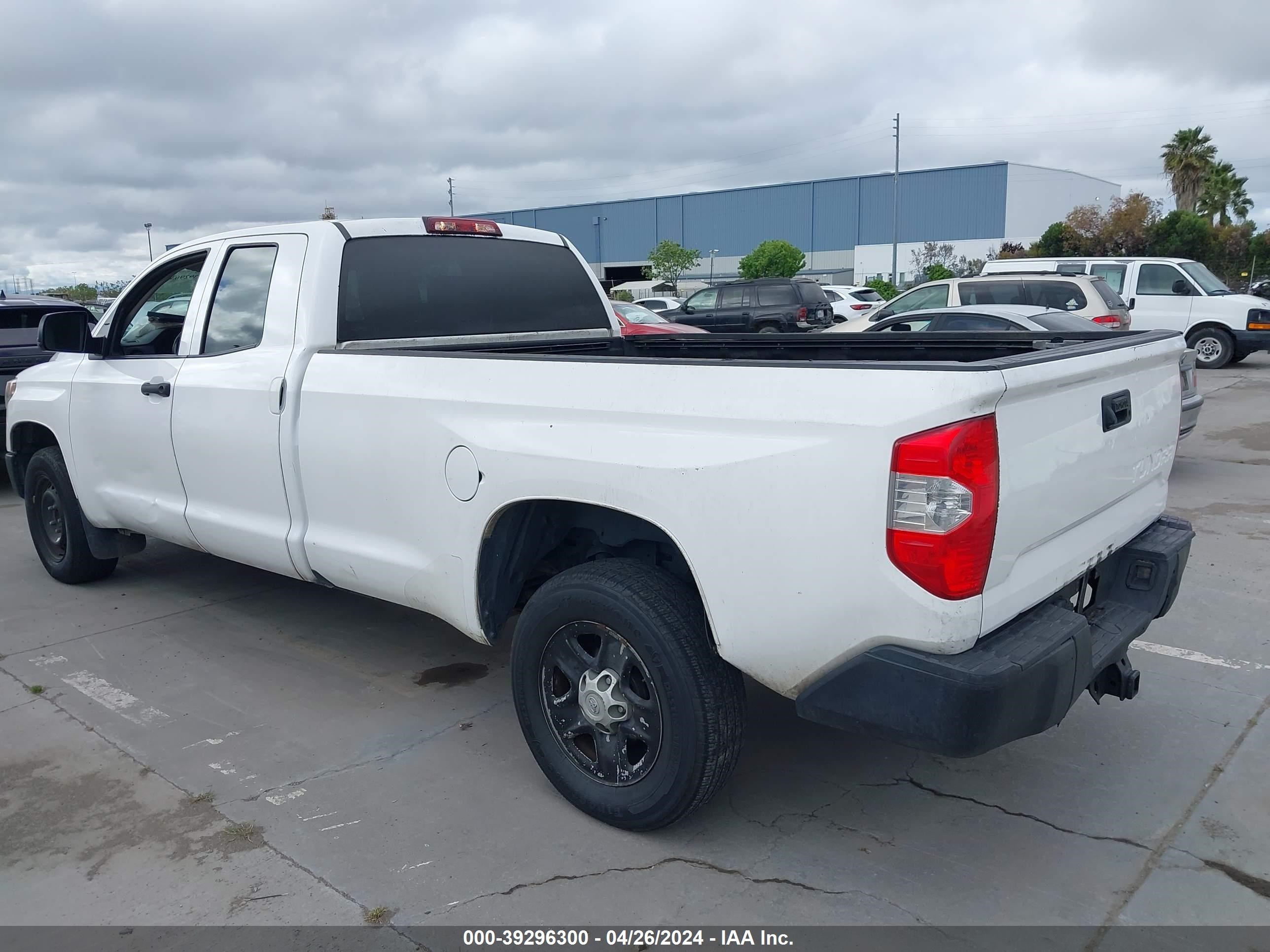 2018 Toyota Tundra Sr 5.7L V8 vin: 5TFTY5F19JX010165