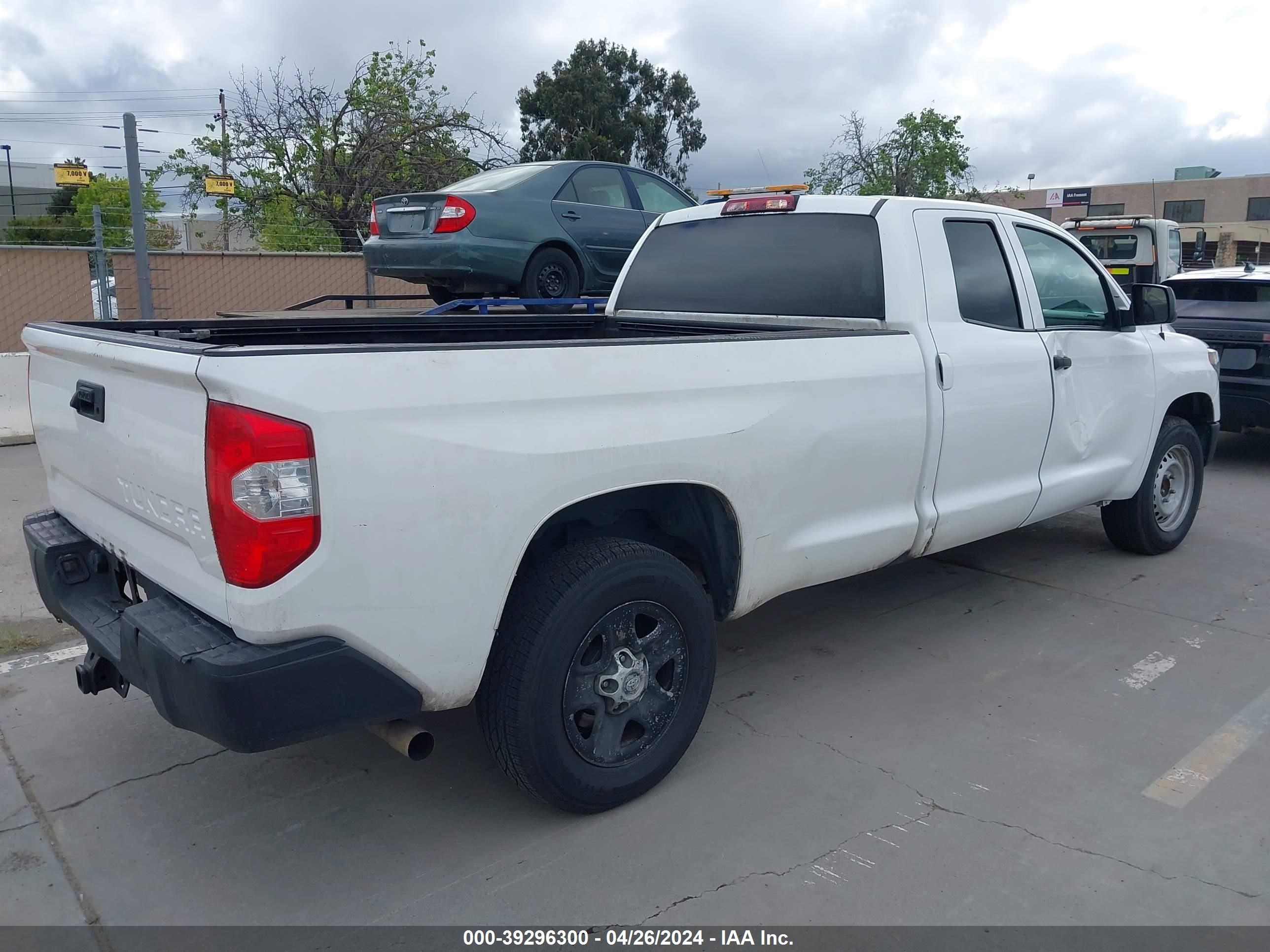 2018 Toyota Tundra Sr 5.7L V8 vin: 5TFTY5F19JX010165