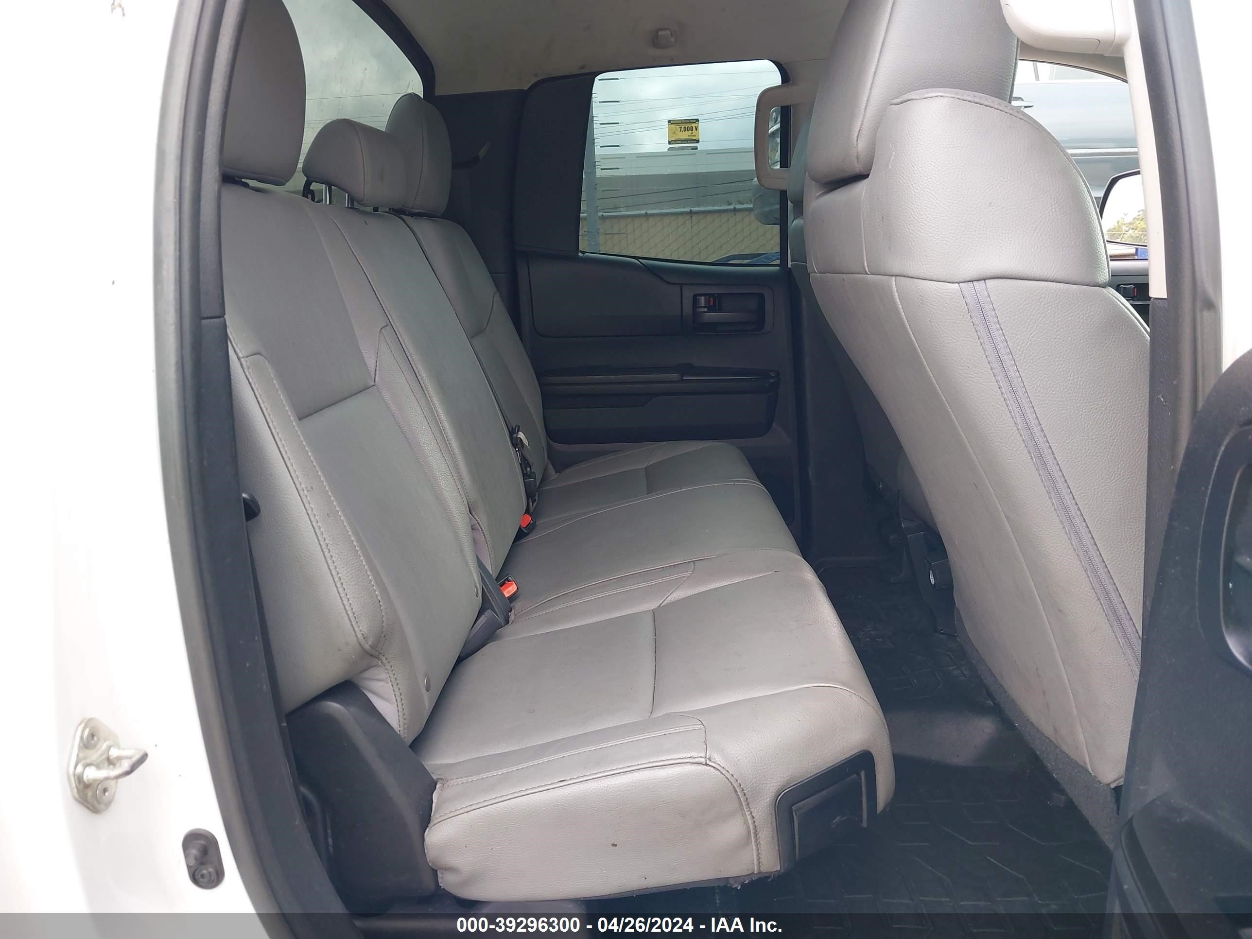 2018 Toyota Tundra Sr 5.7L V8 vin: 5TFTY5F19JX010165