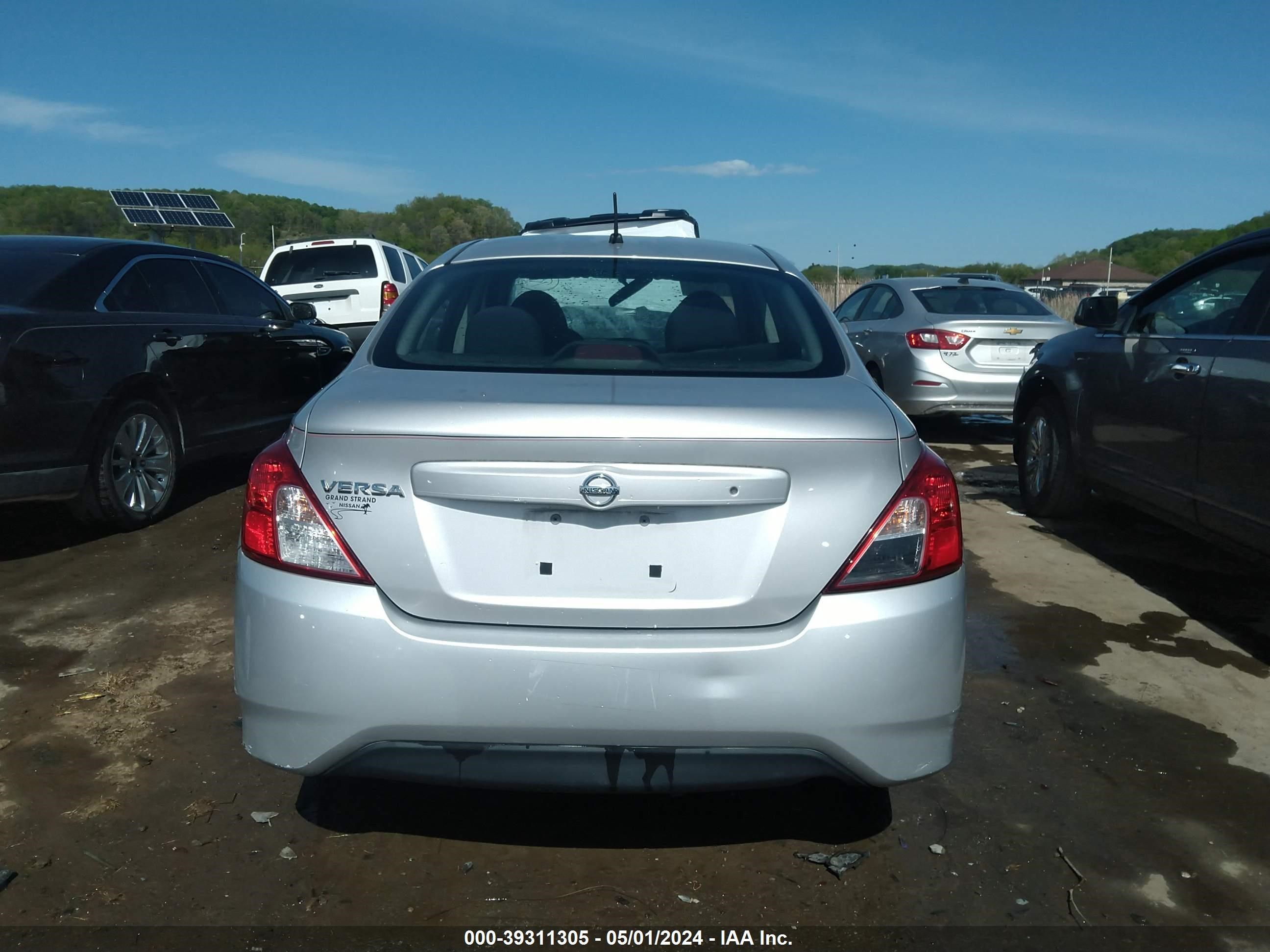 2015 Nissan Versa 1.6 S vin: 3N1CN7AP2FL827211