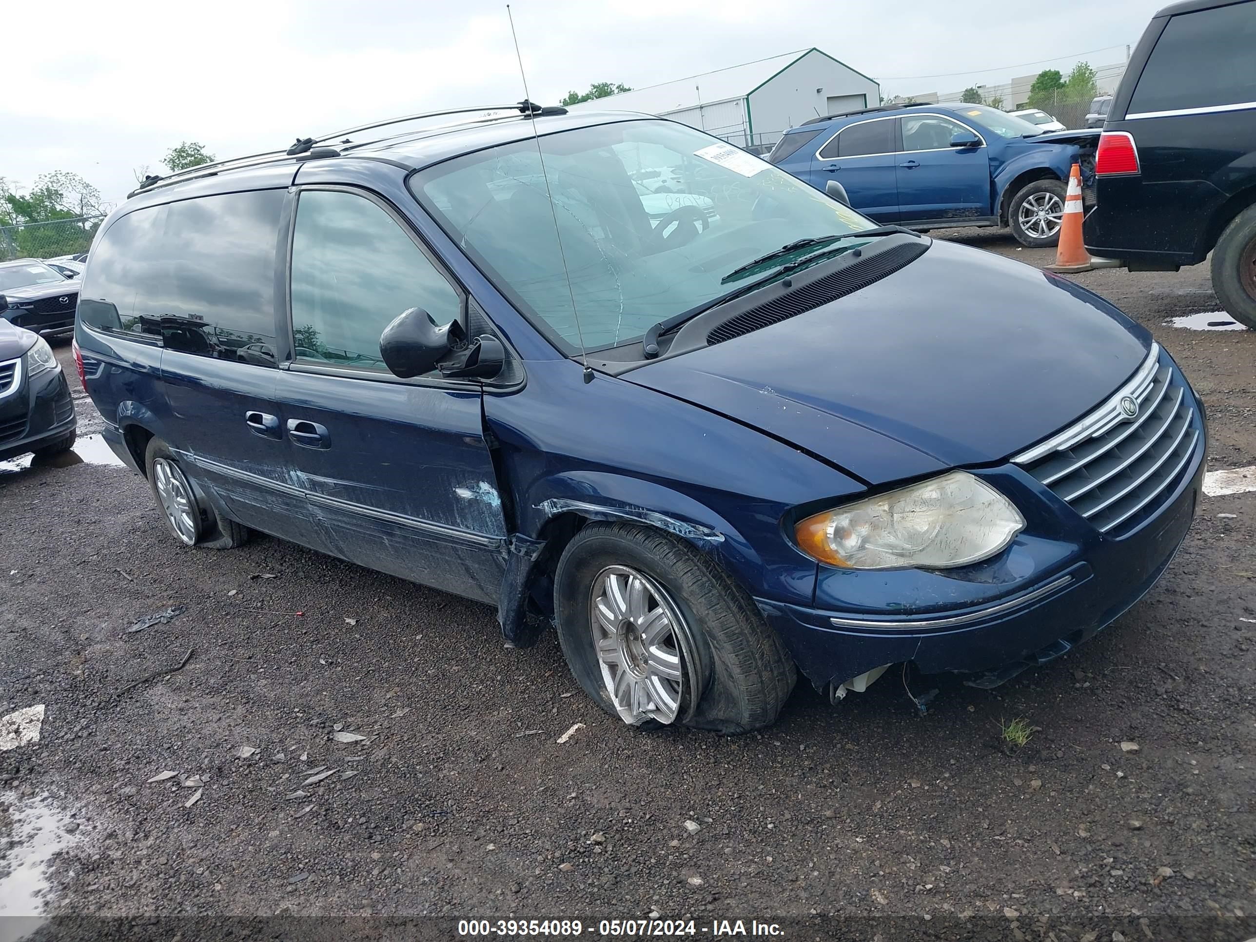2C4GP64L65R424863 2005 Chrysler Town & Country Limited
