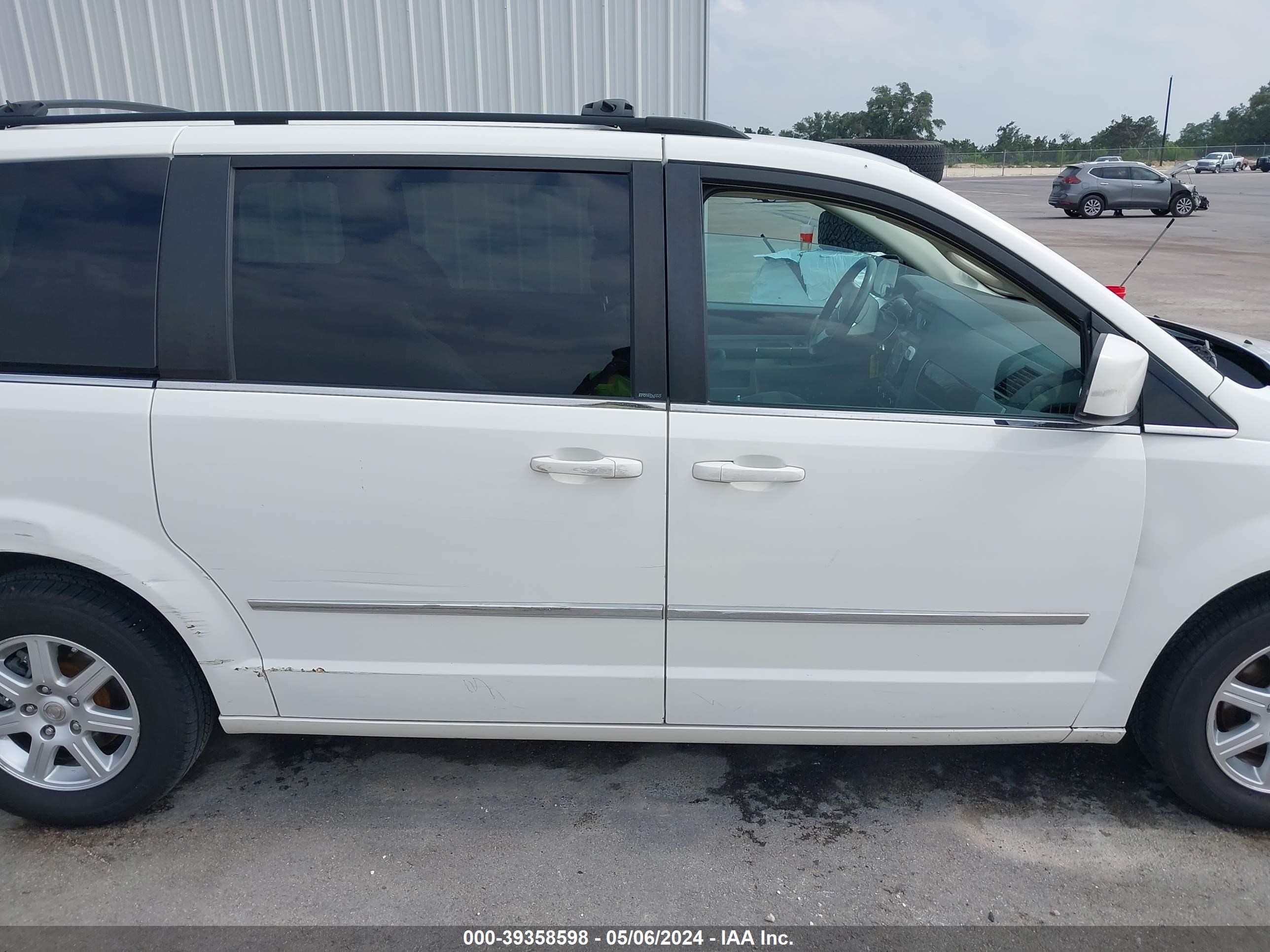 2A4RR5D17AR460965 2010 Chrysler Town & Country Touring