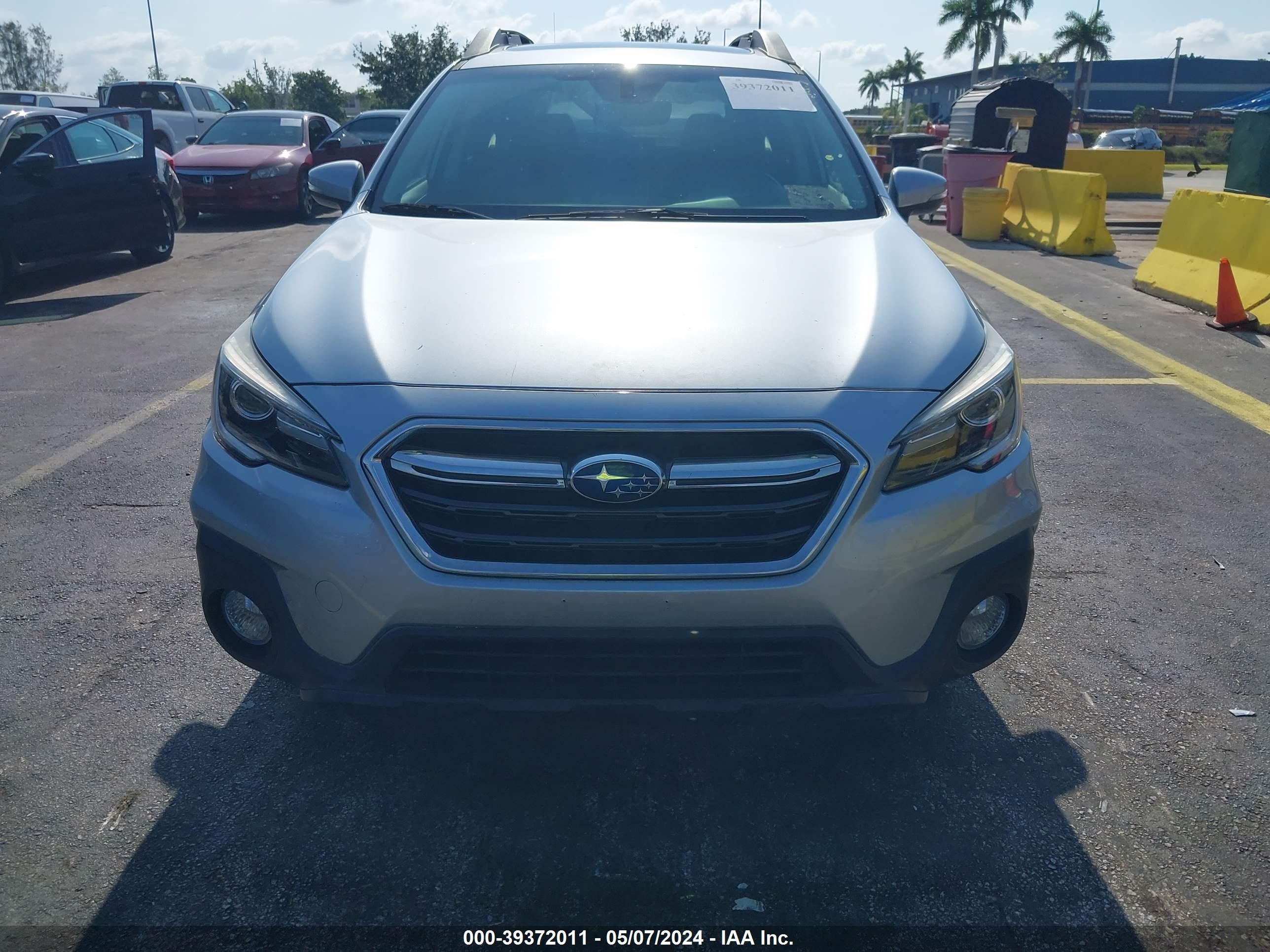 2018 Subaru Outback 2.5I Limited vin: 4S4BSANC5J3350747