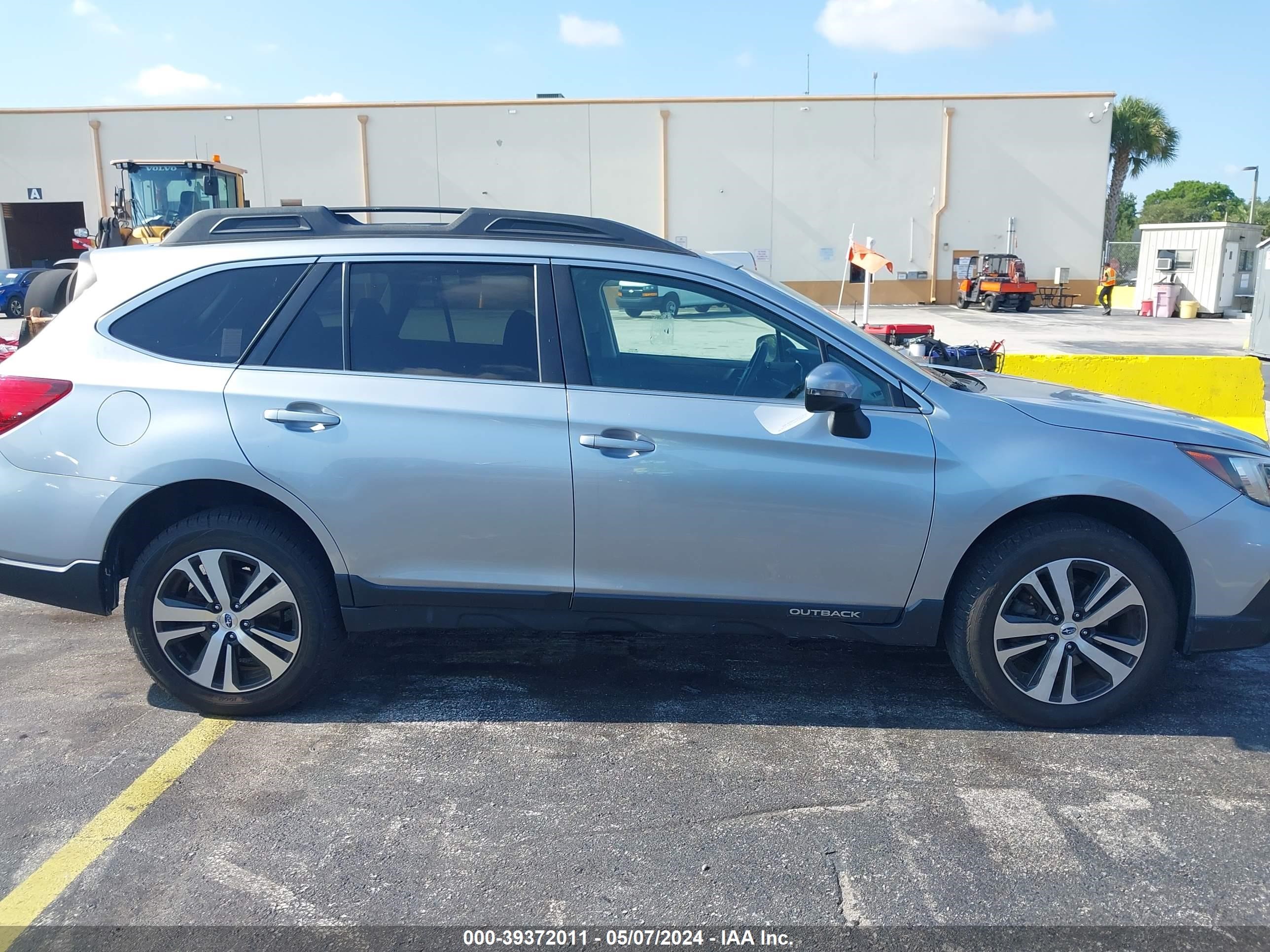 2018 Subaru Outback 2.5I Limited vin: 4S4BSANC5J3350747