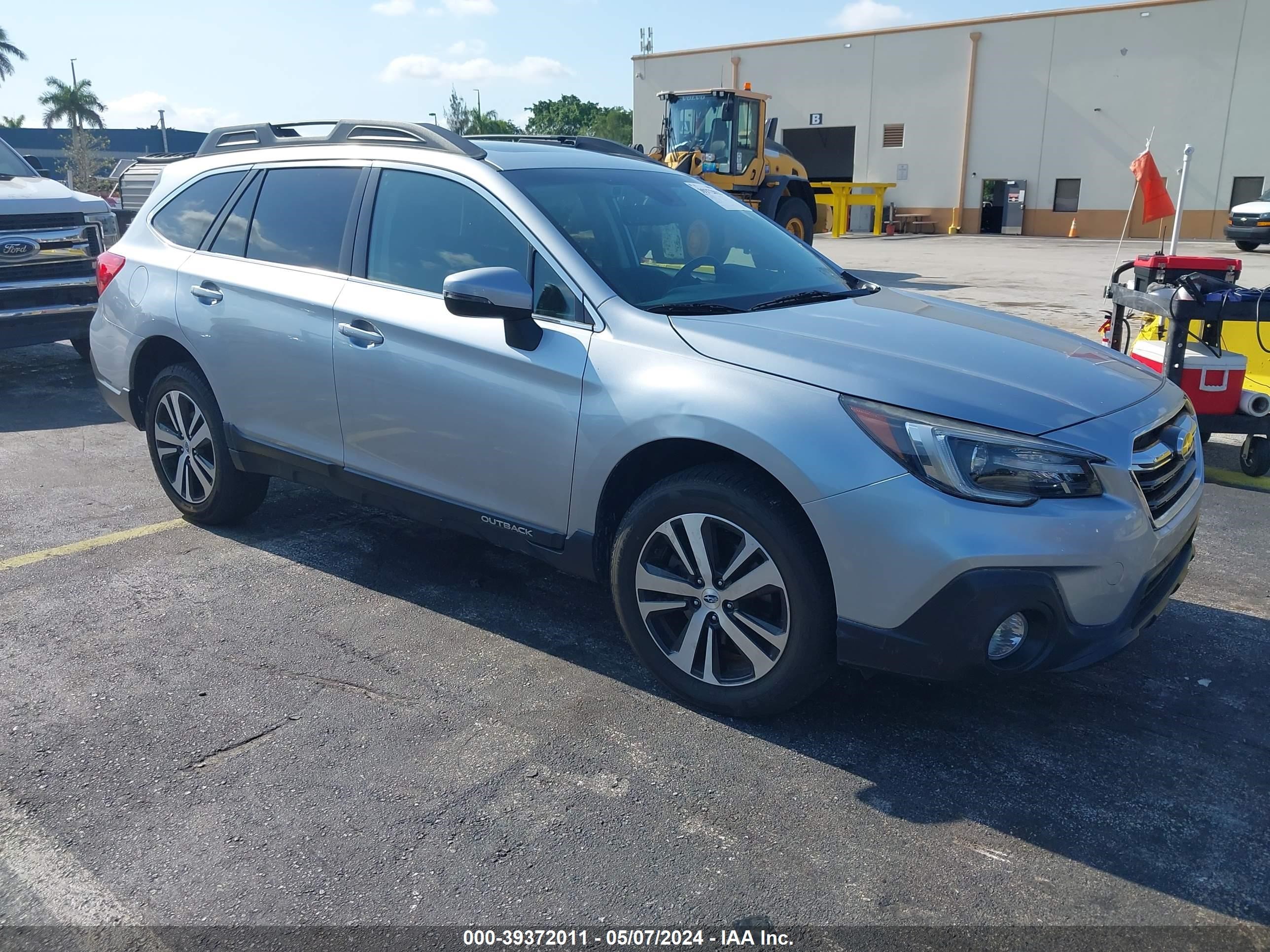 2018 Subaru Outback 2.5I Limited vin: 4S4BSANC5J3350747