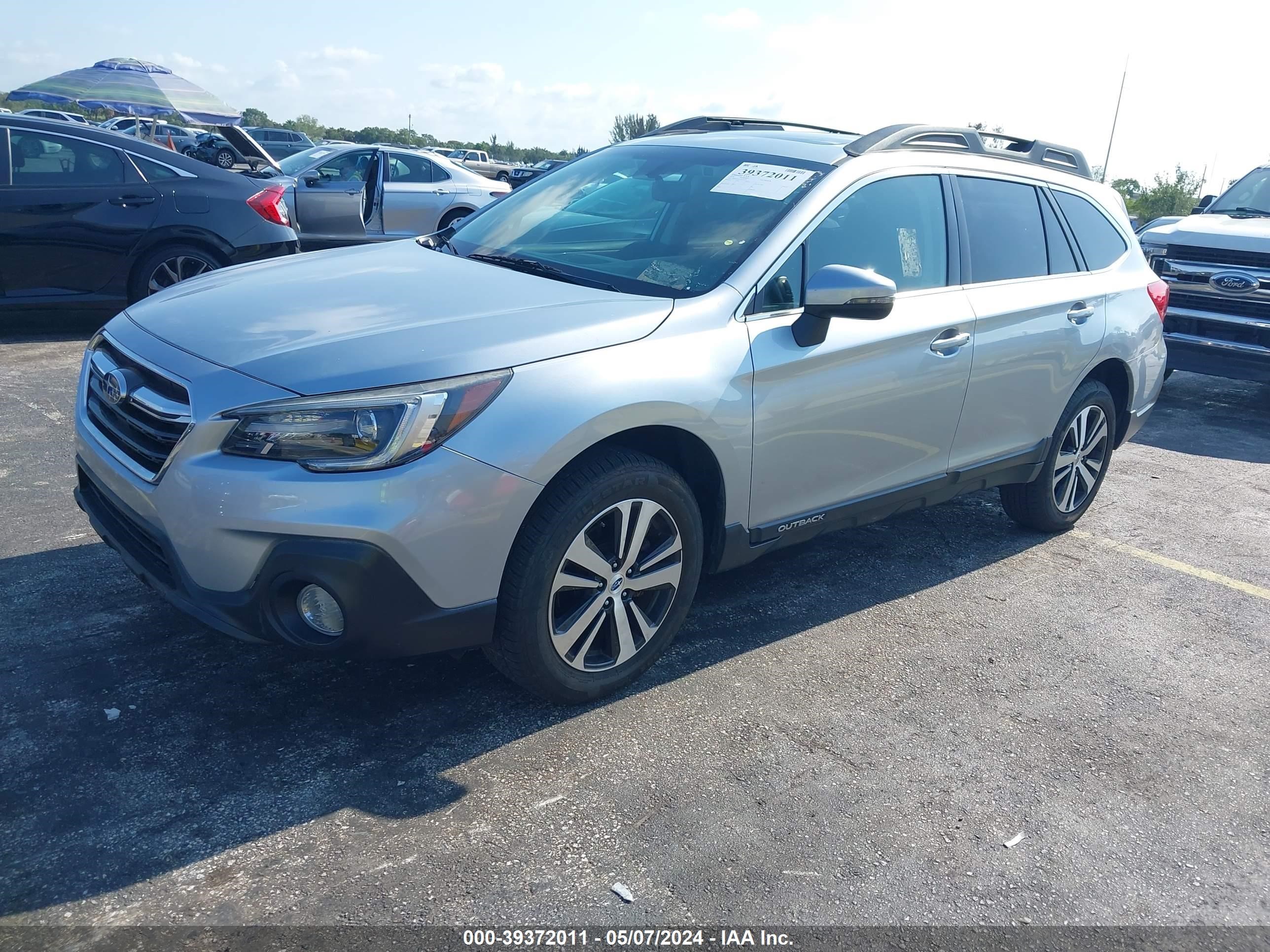 2018 Subaru Outback 2.5I Limited vin: 4S4BSANC5J3350747