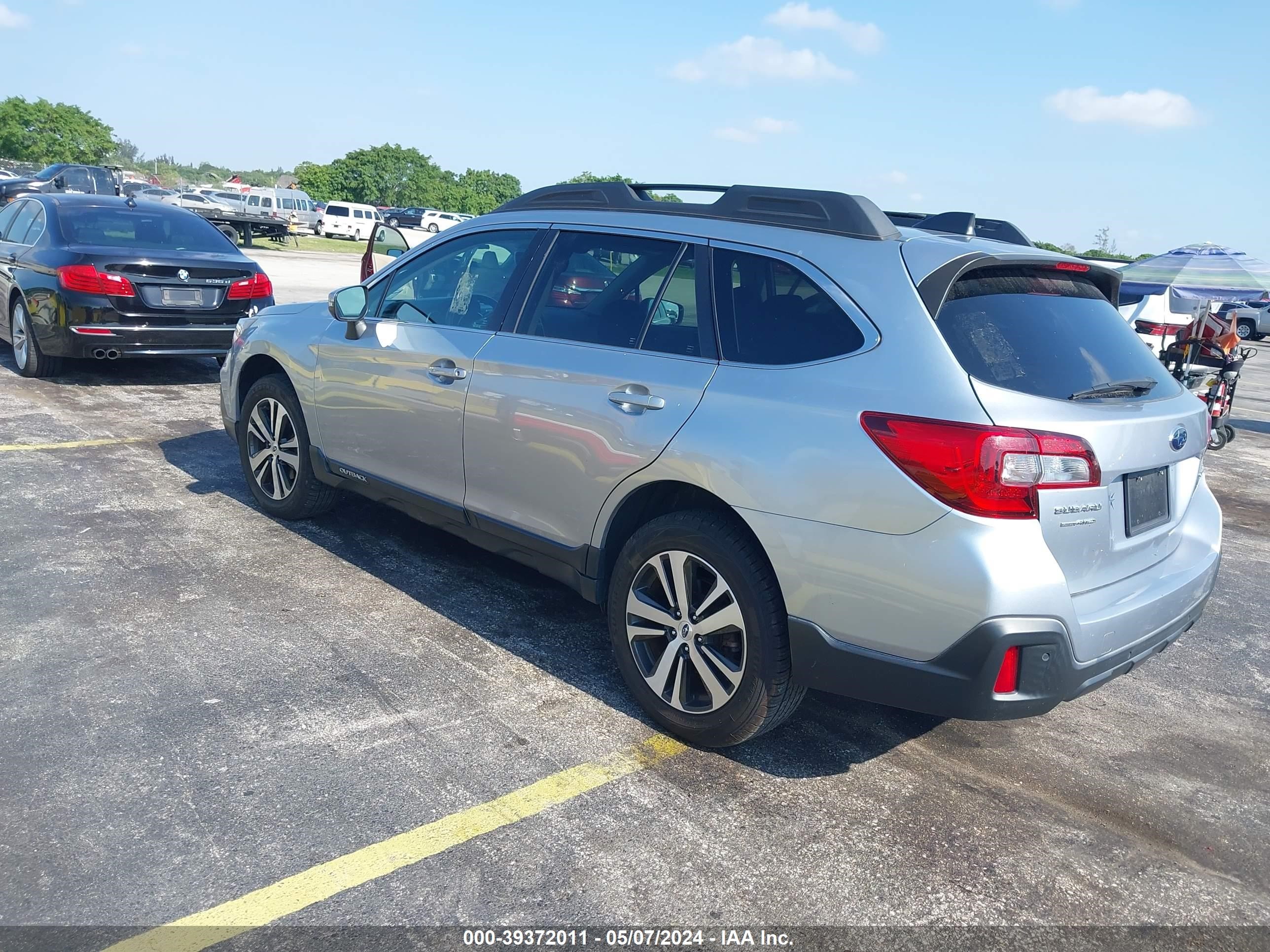 2018 Subaru Outback 2.5I Limited vin: 4S4BSANC5J3350747