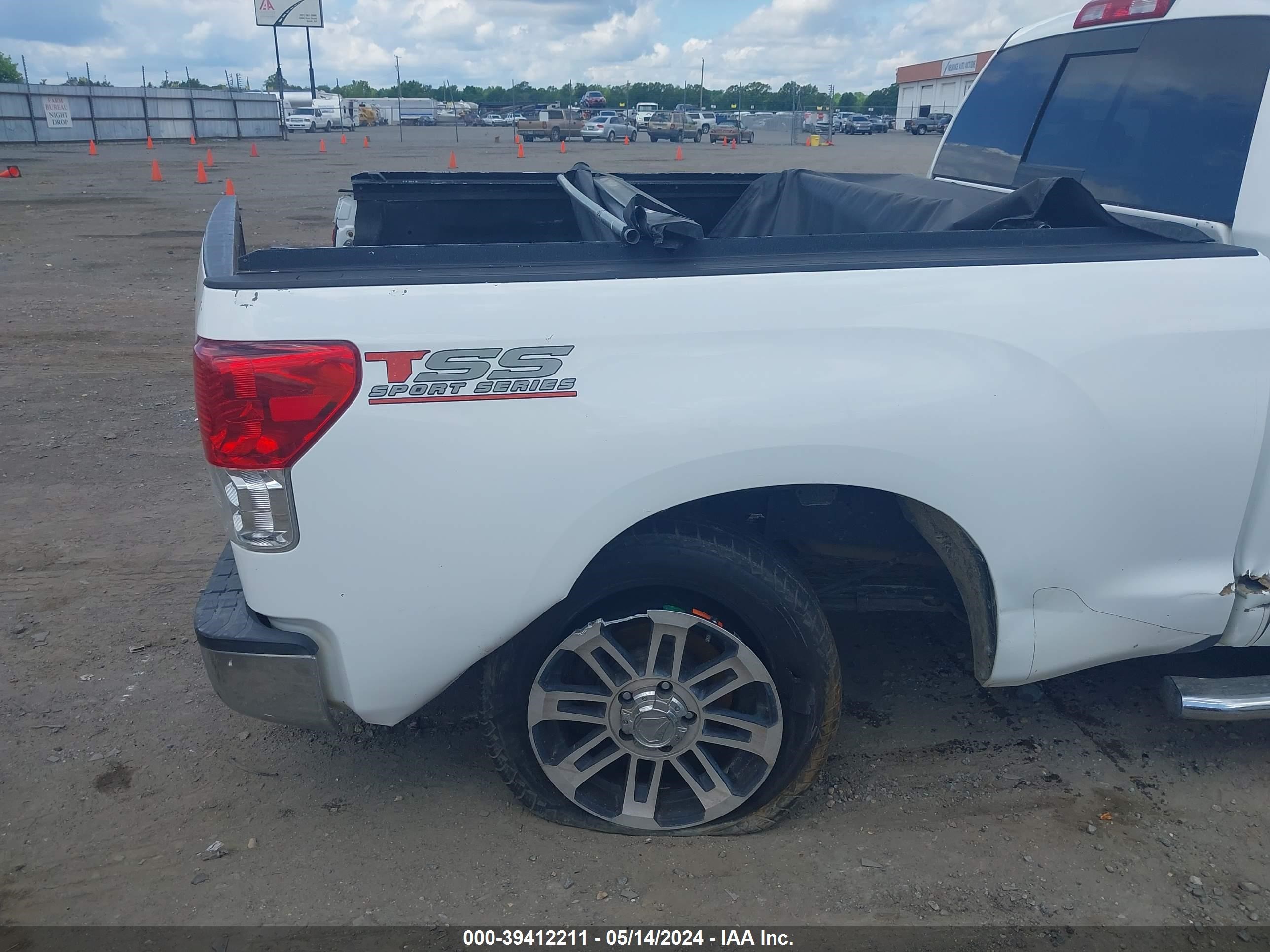 2012 Toyota Tundra Grade 5.7L V8 vin: 5TFRY5F18CX128723