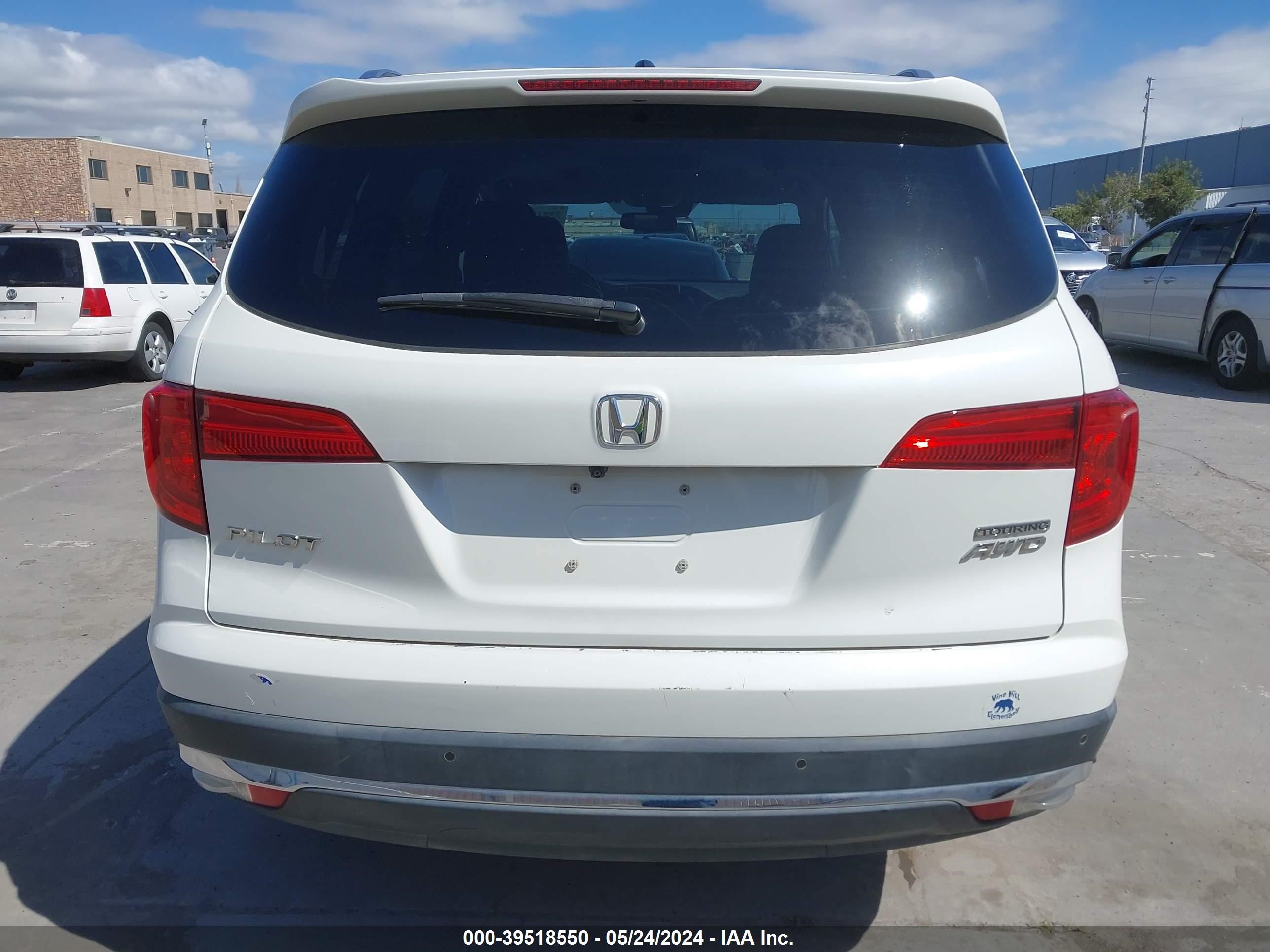 2018 Honda Pilot Touring vin: 5FNYF6H97JB038562