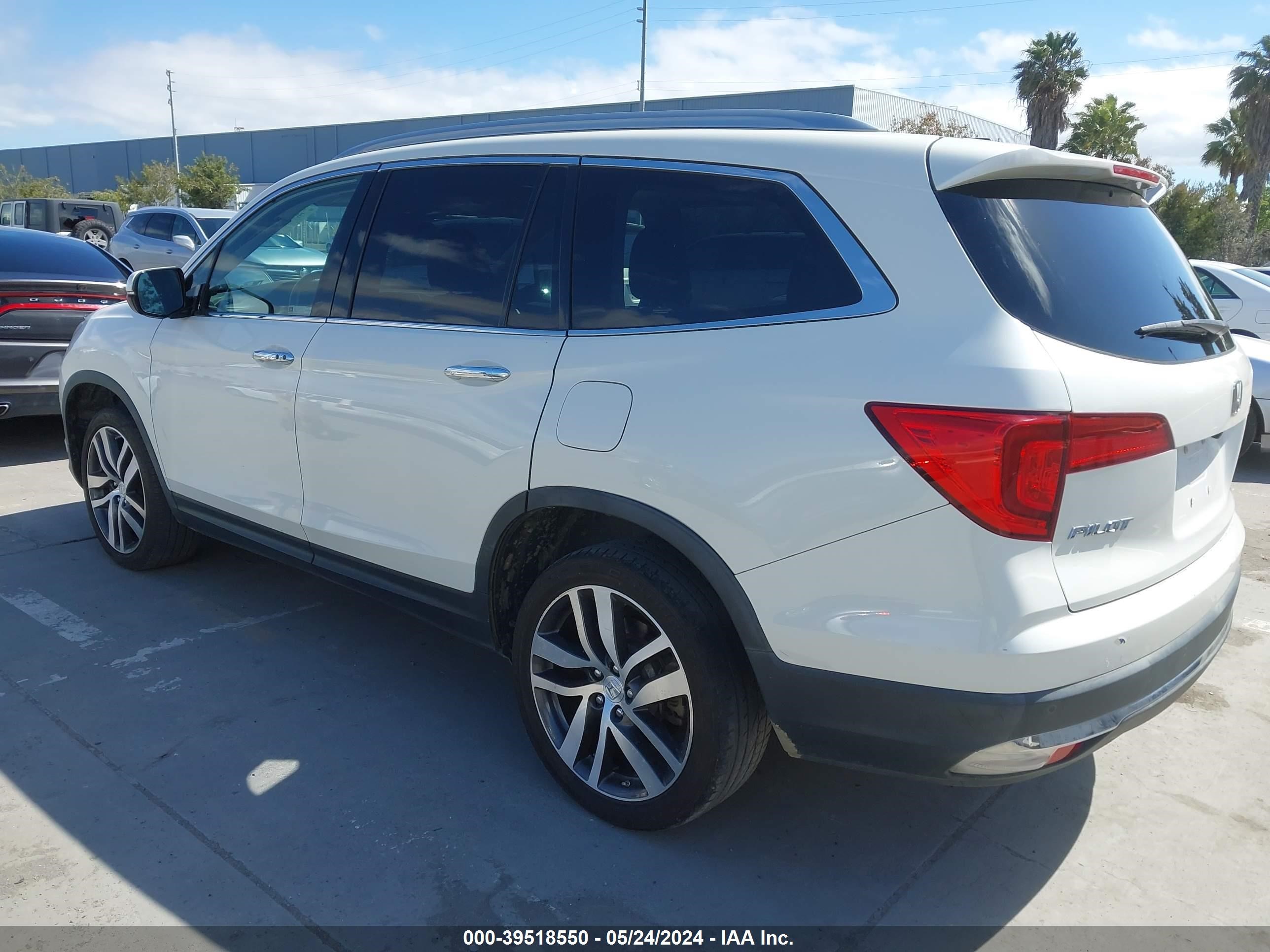 2018 Honda Pilot Touring vin: 5FNYF6H97JB038562