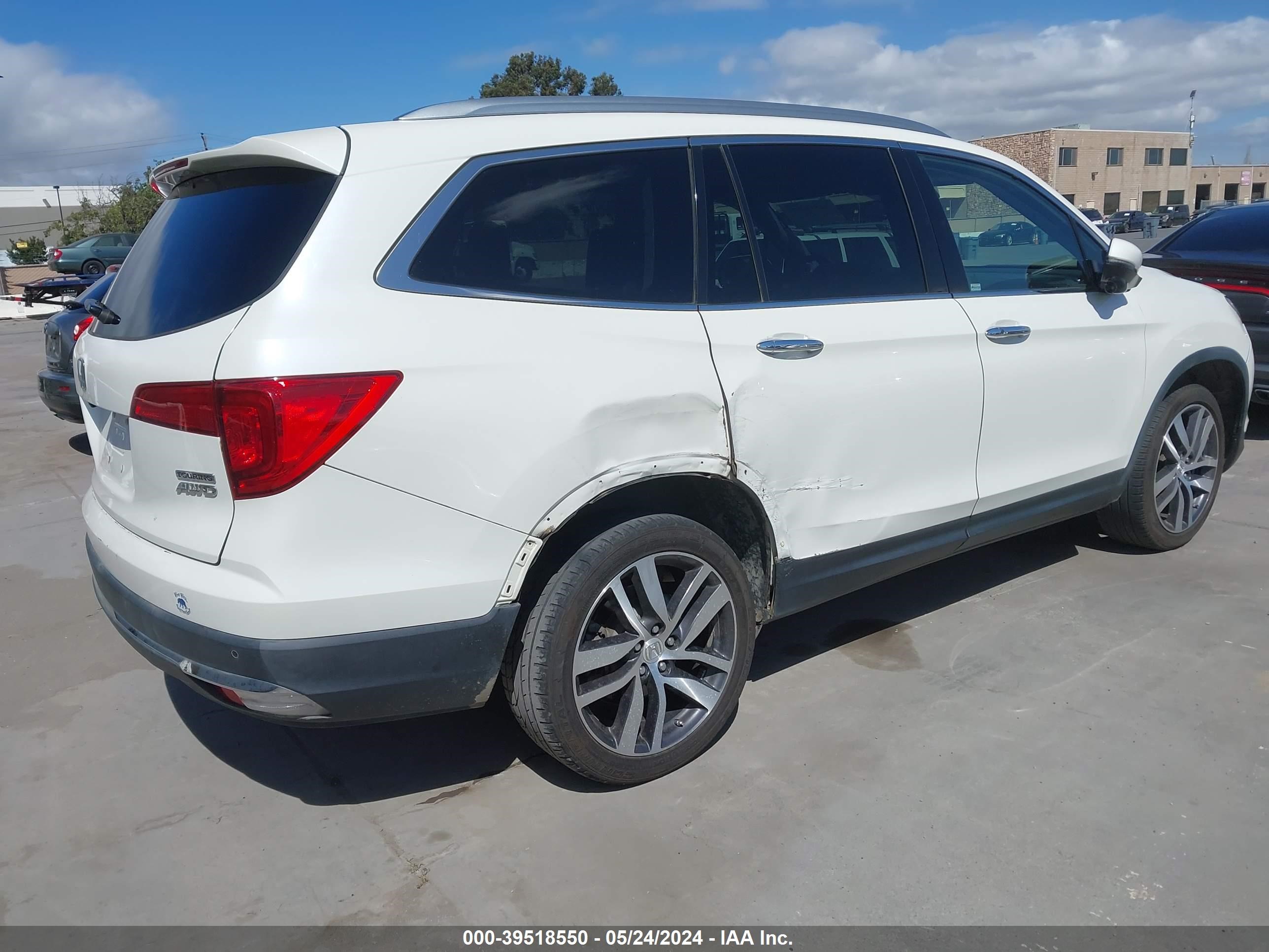 2018 Honda Pilot Touring vin: 5FNYF6H97JB038562