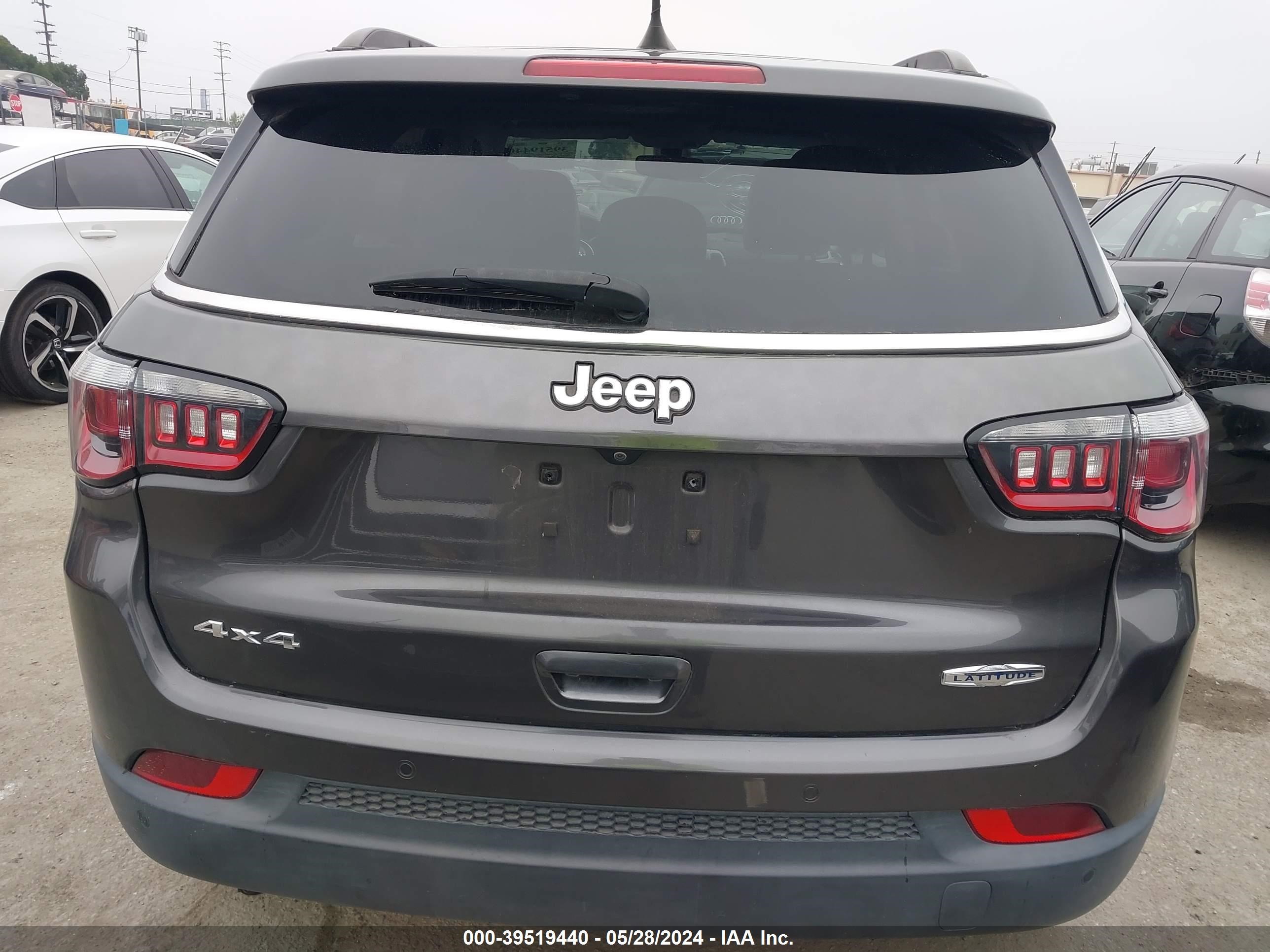 2018 Jeep Compass Latitude 4X4 vin: 3C4NJDBB4JT256381