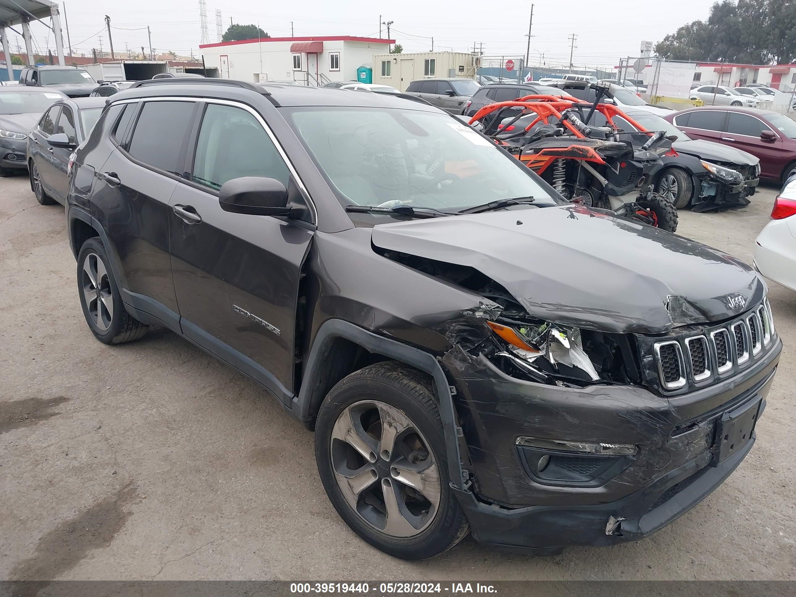 2018 Jeep Compass Latitude 4X4 vin: 3C4NJDBB4JT256381