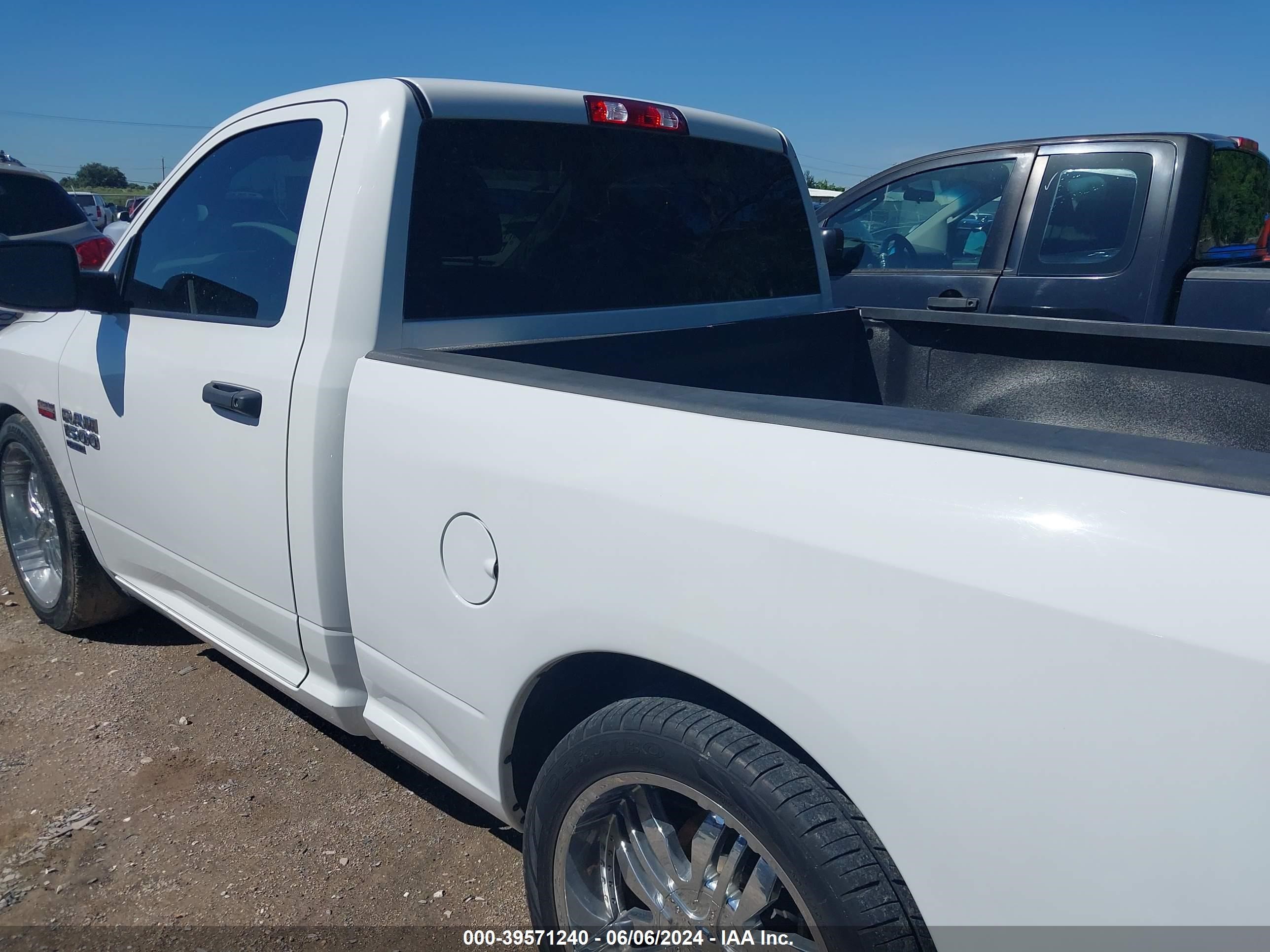 2019 Ram 1500 Classic Tradesman vin: 3C6JR6AT0KG645758