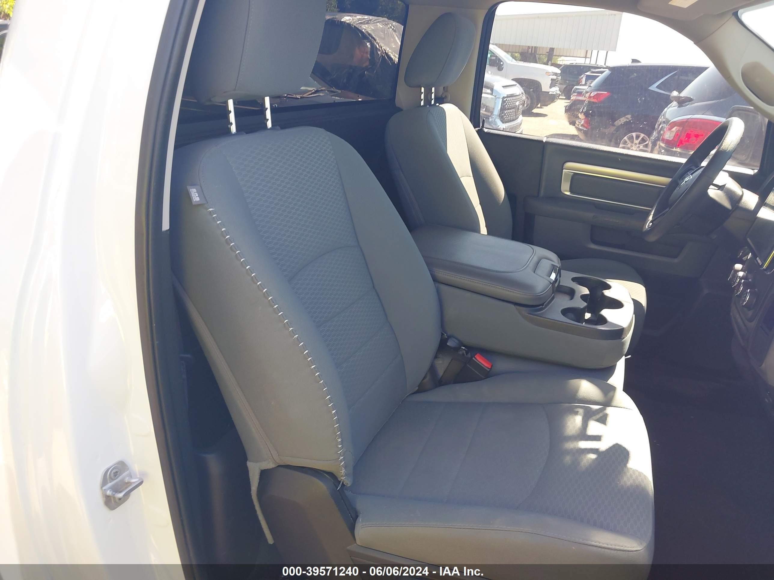 2019 Ram 1500 Classic Tradesman vin: 3C6JR6AT0KG645758