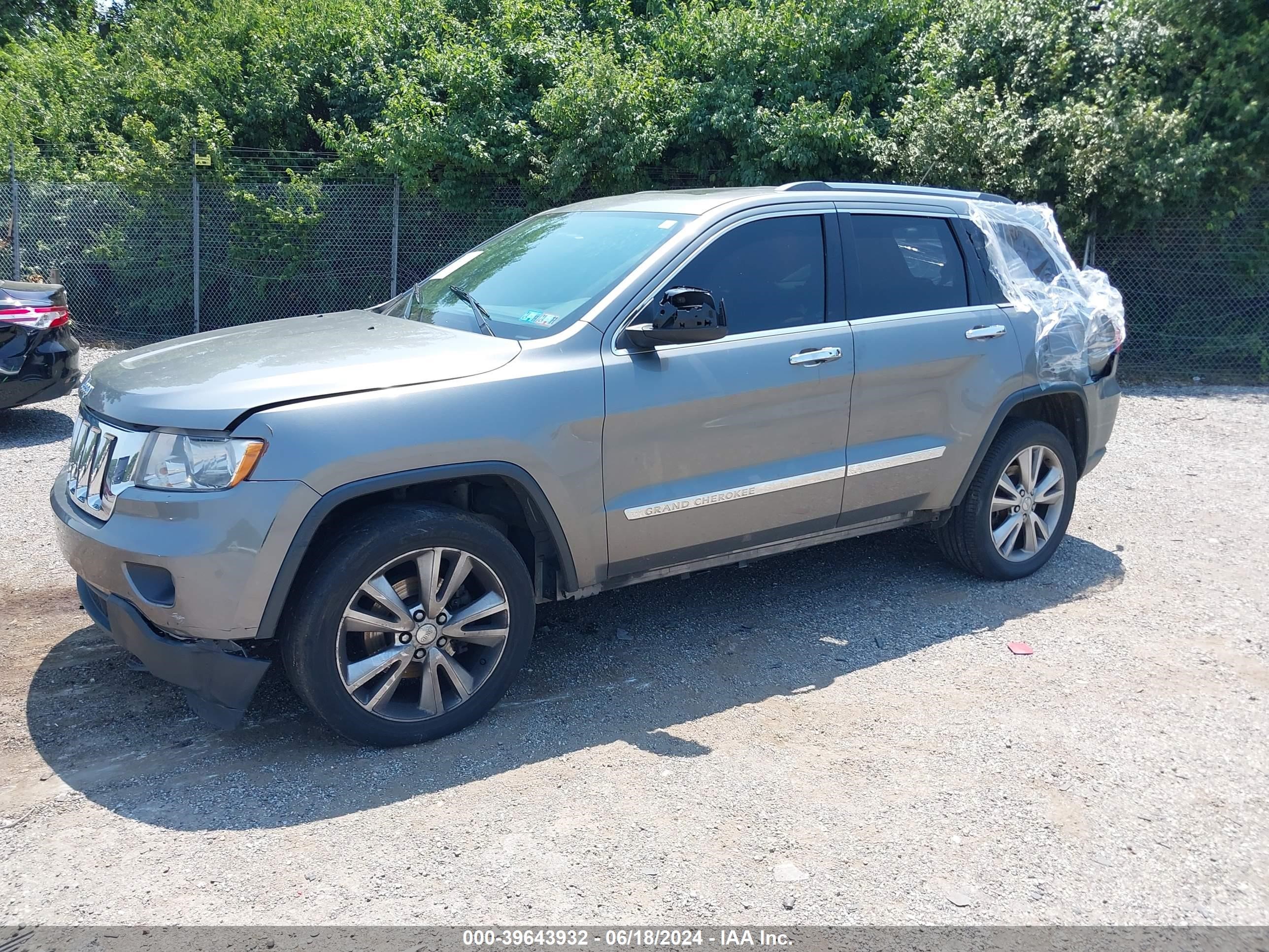 2013 Jeep Grand Cherokee Laredo vin: 1C4RJFAG2DC607542