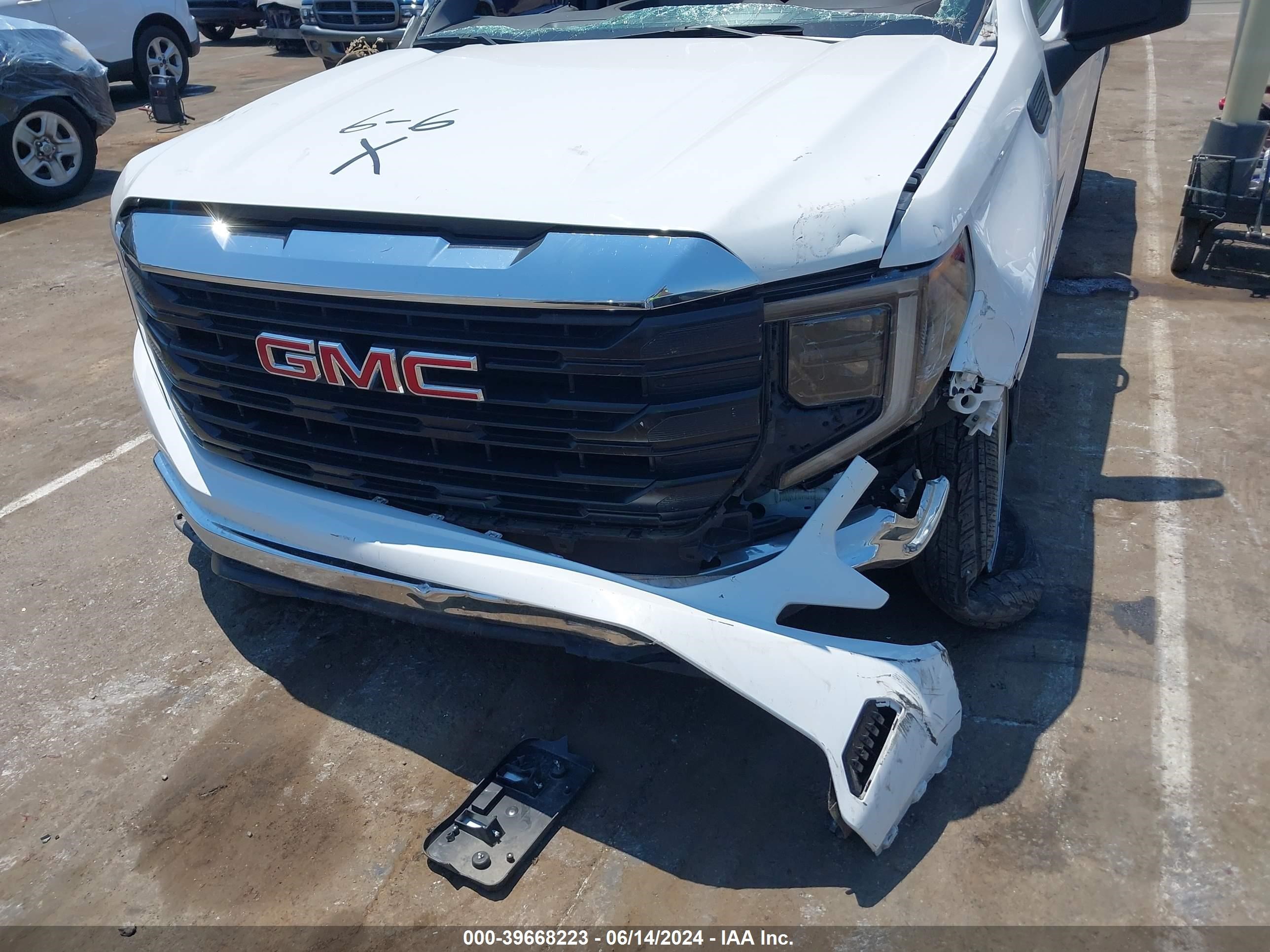 2022 GMC Sierra 1500 2Wd Short Box Pro vin: 1GTPHAED8NZ565821