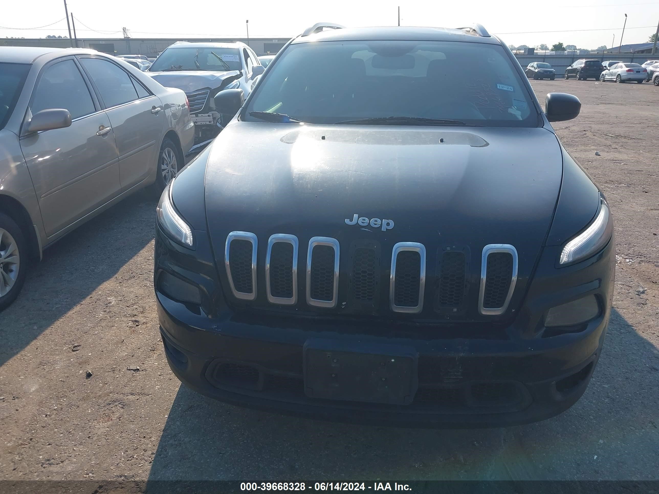 2018 Jeep Cherokee Latitude vin: 1C4PJLCB5JD568555