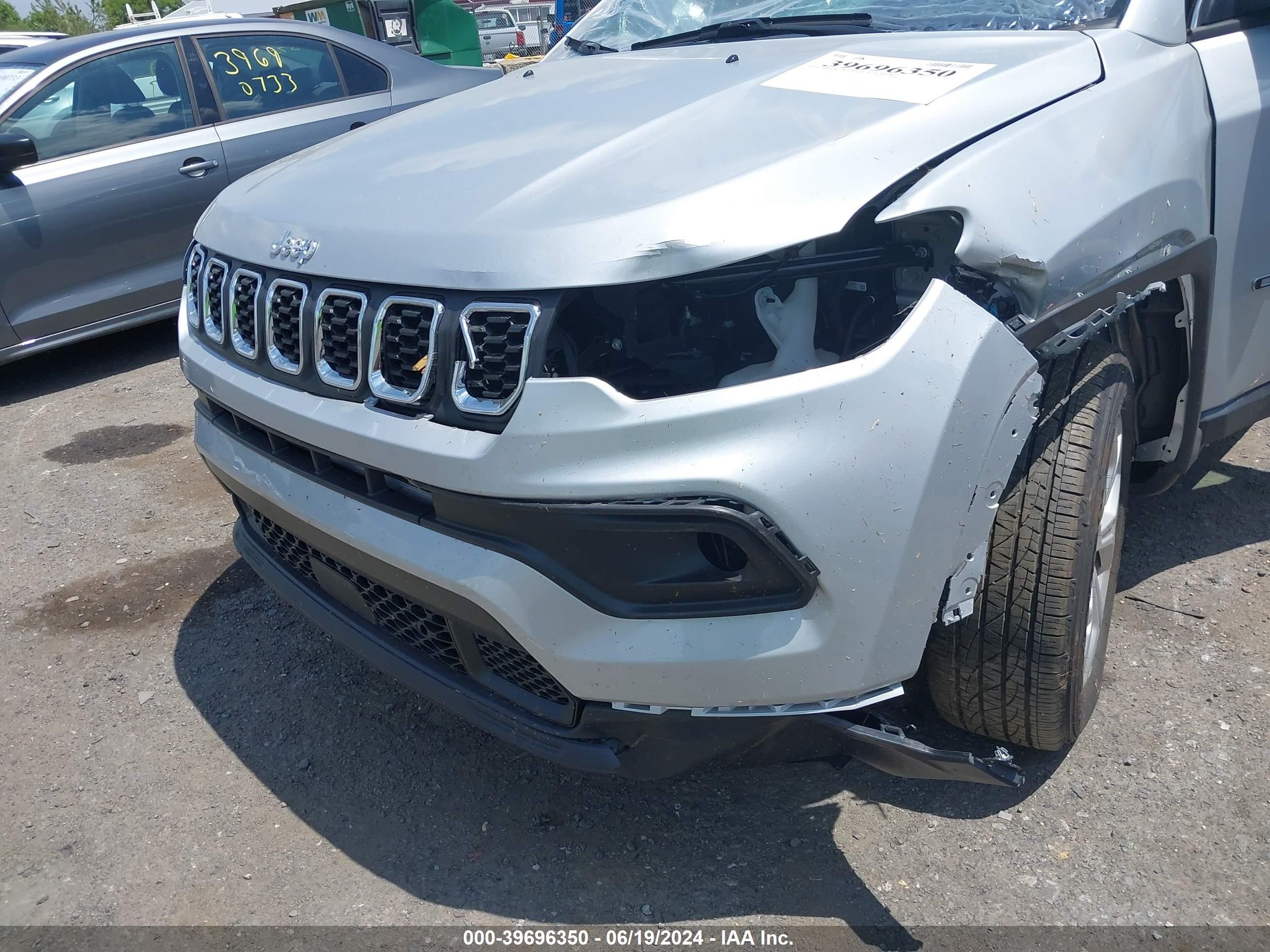 2024 Jeep Compass Latitude 4X4 vin: 3C4NJDBN4RT117454