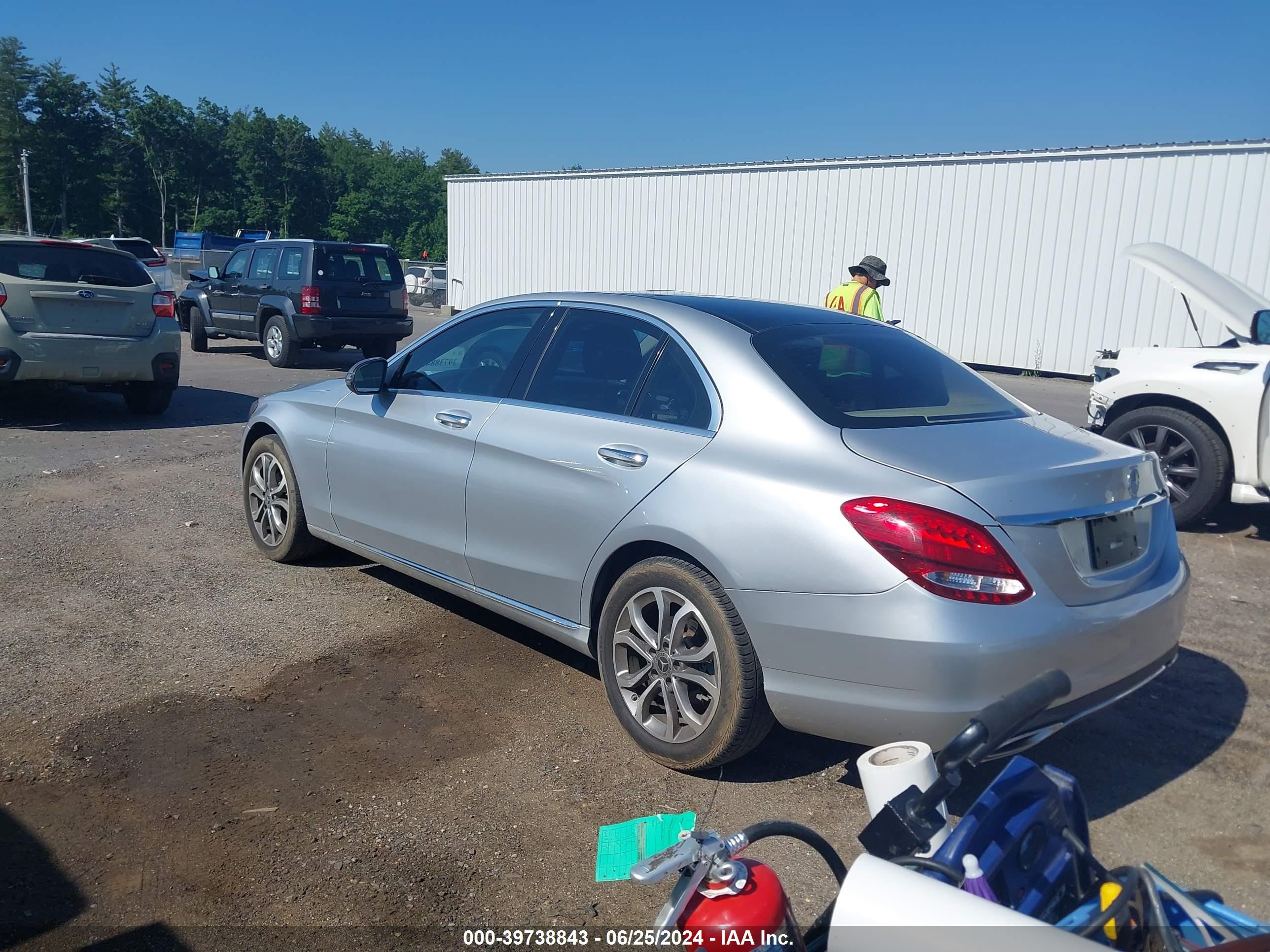 2017 Mercedes-Benz C 300 vin: 55SWF4KB3HU232005