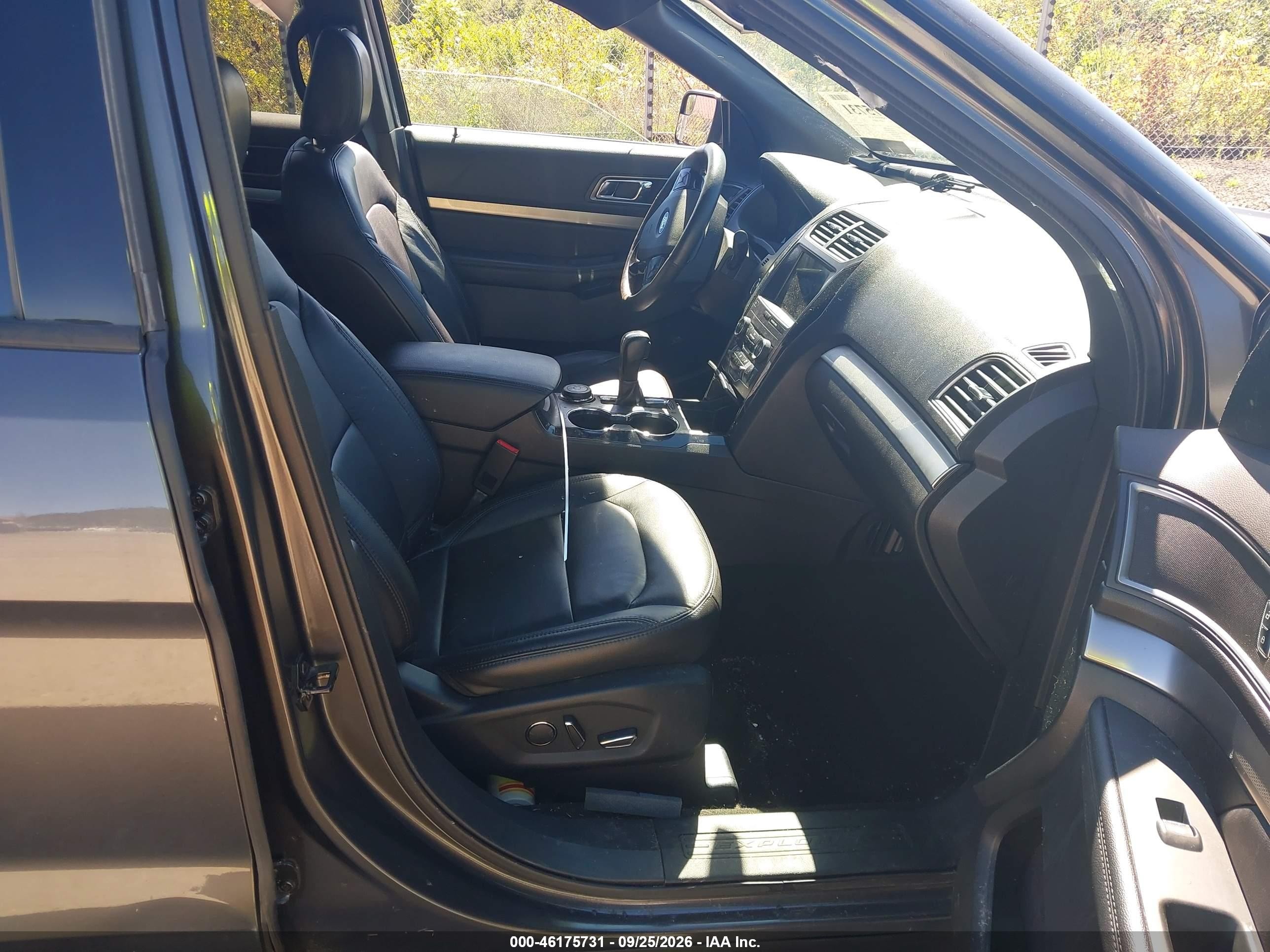 Ford Explorer — zdjęcie 5