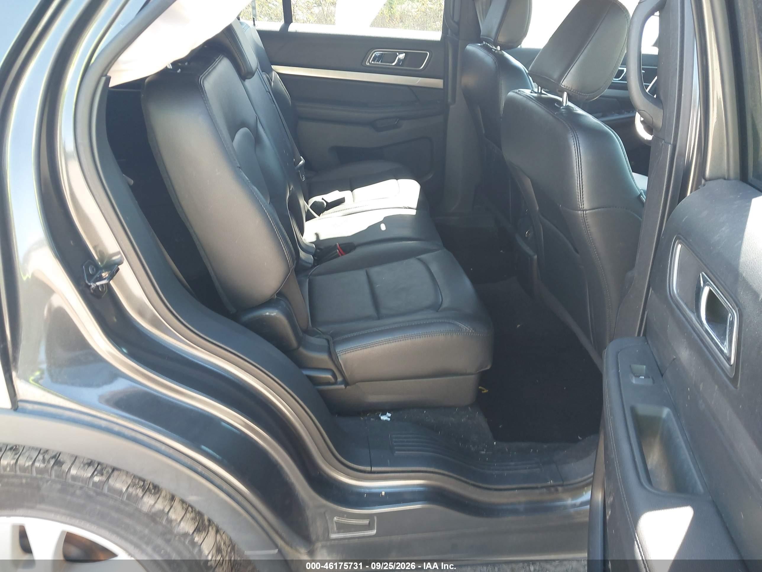 Ford Explorer — zdjęcie 8