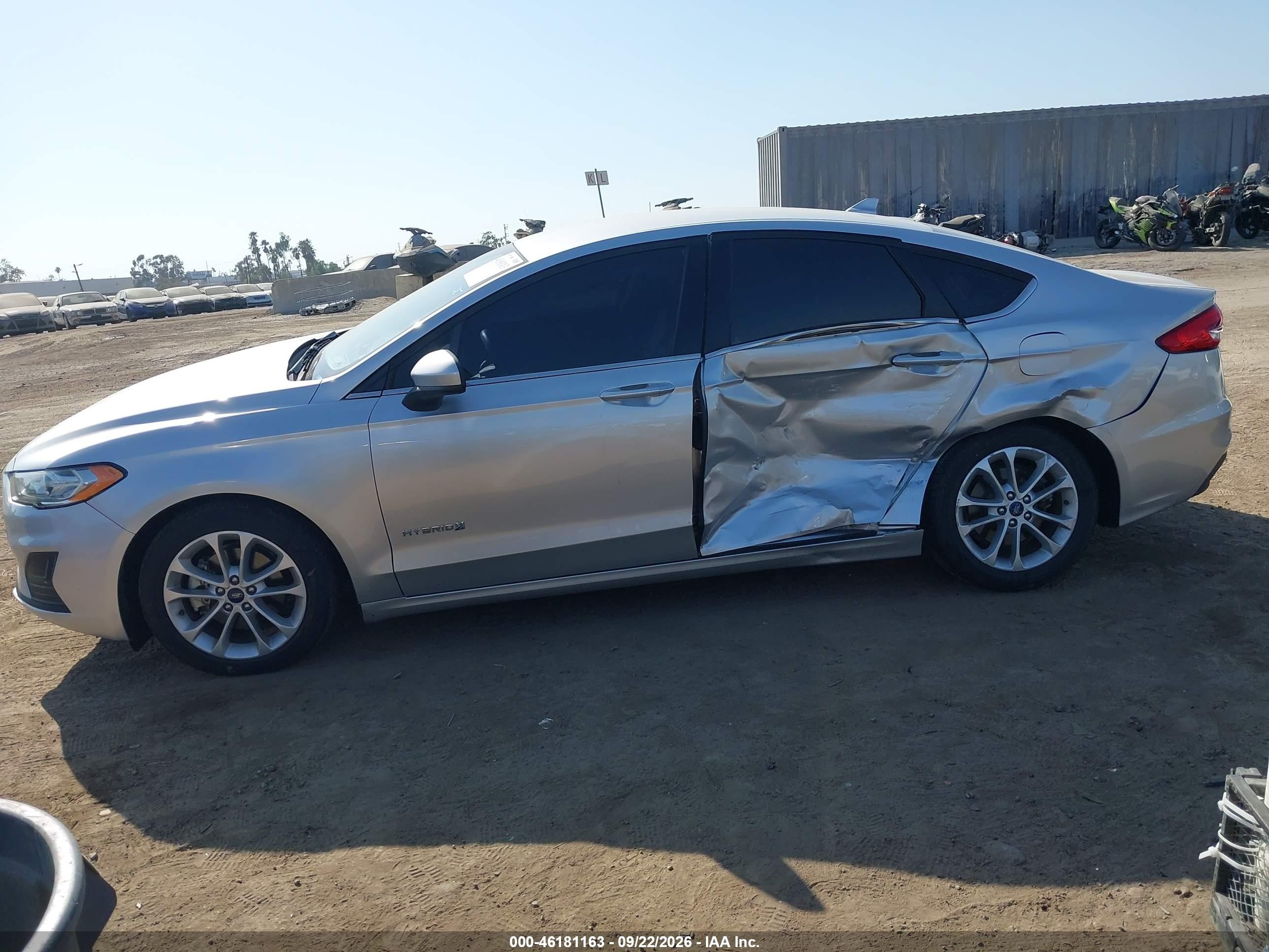 Ford Fusion — photo 14