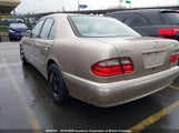 Mercedes-Benz E 320 WDBJF65J7YB070147 снимка