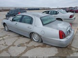 Lincoln Town Car Executive 1LNHM81W3YY876725 снимка