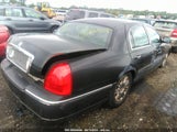 Lincoln Town Car Signature Limited 2LNHM82V29X626786 снимка