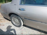 LINCOLN TOWN CAR SIGNATURE 1LNHM82W3YY****** снимка